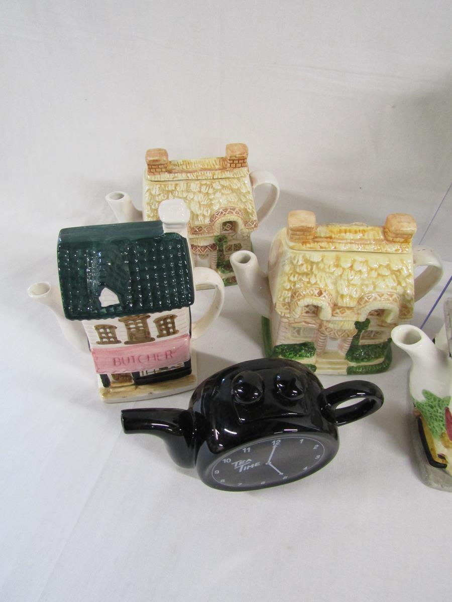 11 teapots include George and the Dragon and Red lion pub, butcher, Anne Hathaway's cottage, - Image 2 of 7