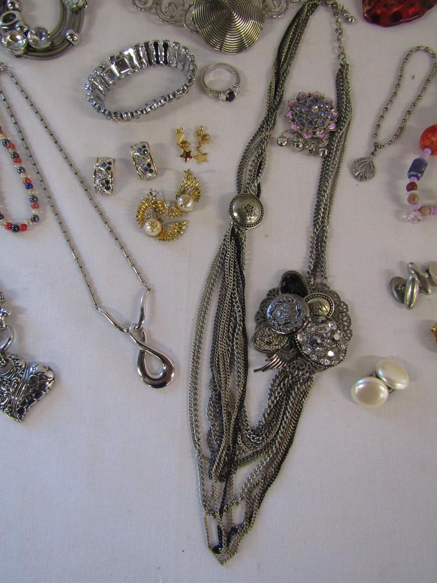 Selection of costume jewellery in a heart shaped wicker basket - Image 3 of 6