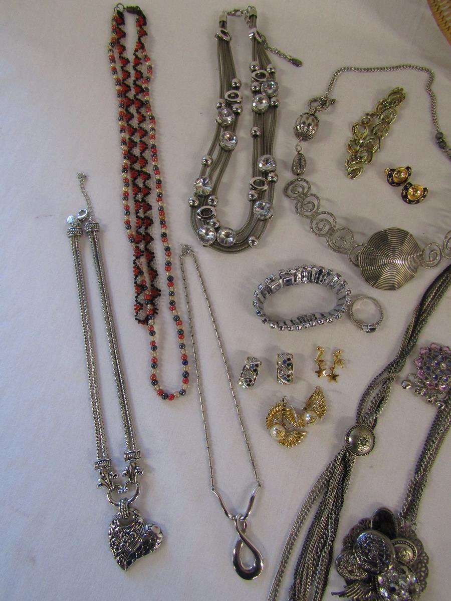 Selection of costume jewellery in a heart shaped wicker basket - Image 2 of 6