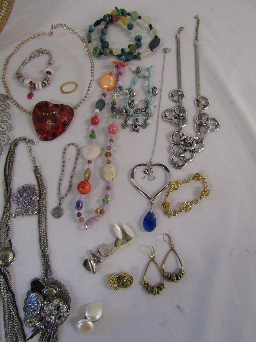 Selection of costume jewellery in a heart shaped wicker basket - Image 6 of 6