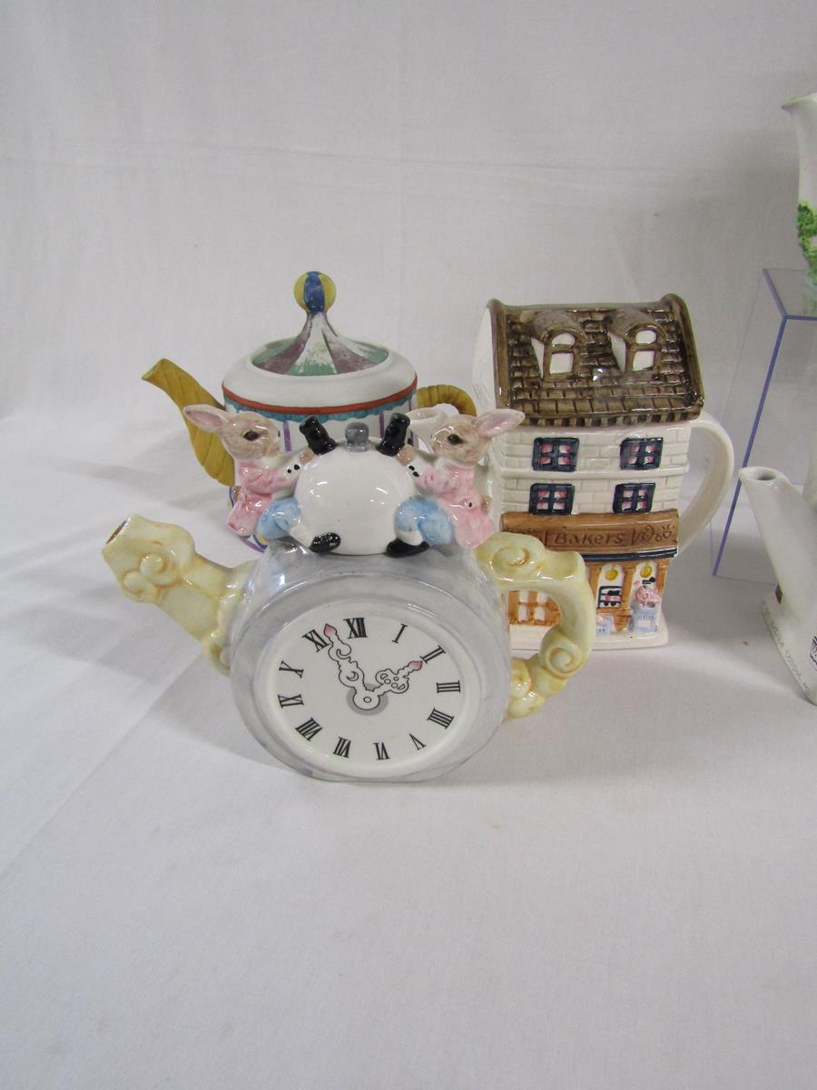 11 teapots include Christopher Wrens amazing fairground, bakers, Wade Antique shop and Primrose - Image 2 of 7