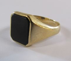 9ct gold single stone signet ring - ring size U - total weight 5.33g