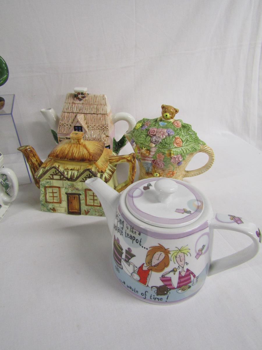 11 teapots include Christopher Wrens amazing fairground, bakers, Wade Antique shop and Primrose - Image 4 of 7