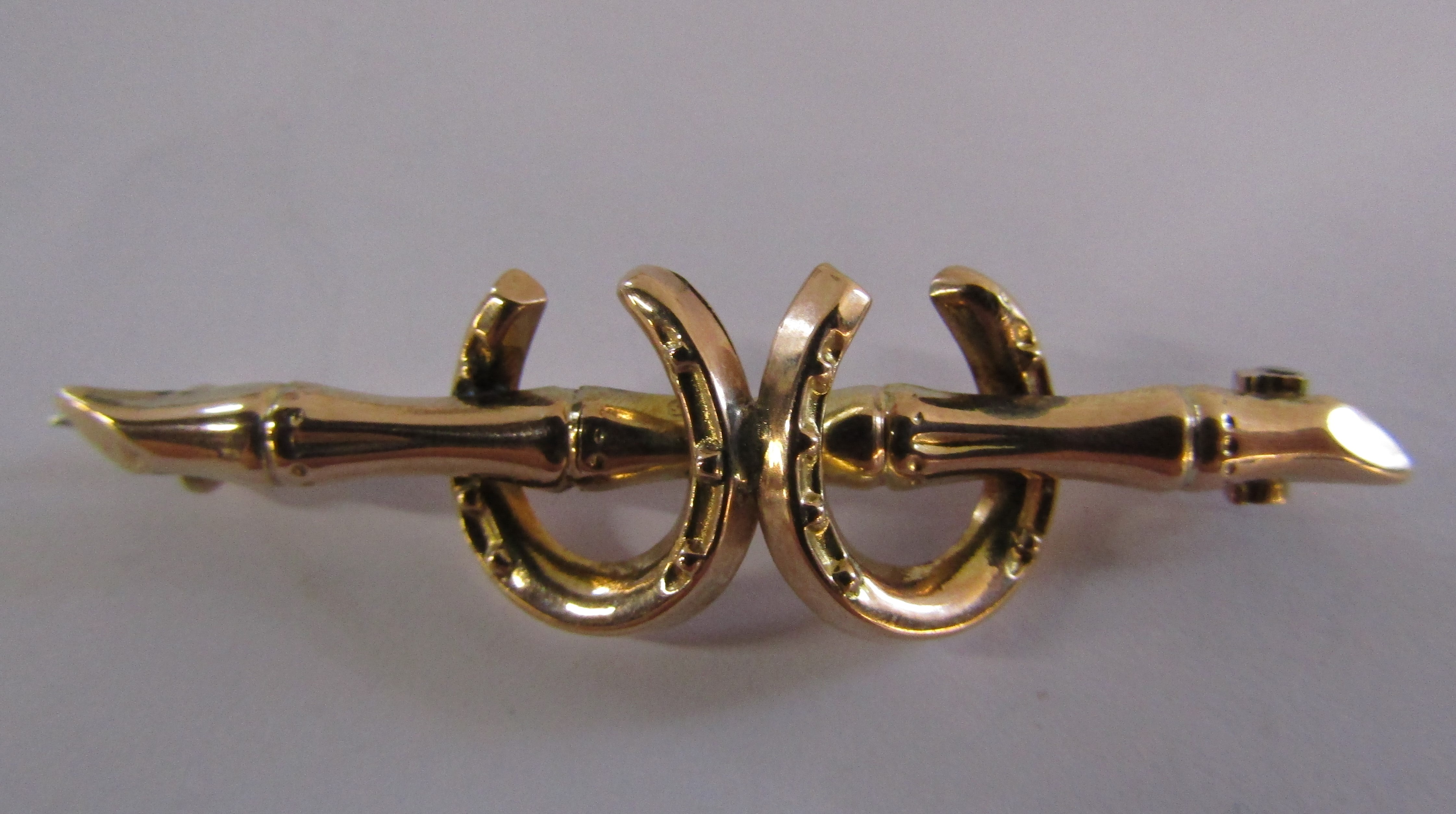 9ct gold horseshoe brooch, 9ct gold horsehead tie-pin and 9ct gold fox head and whip with gilt pin - Image 7 of 8