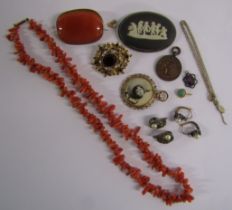 Costume jewellery to include coral necklace with 9ct gold clasp, black Wedgwood cameo brooch 1748,