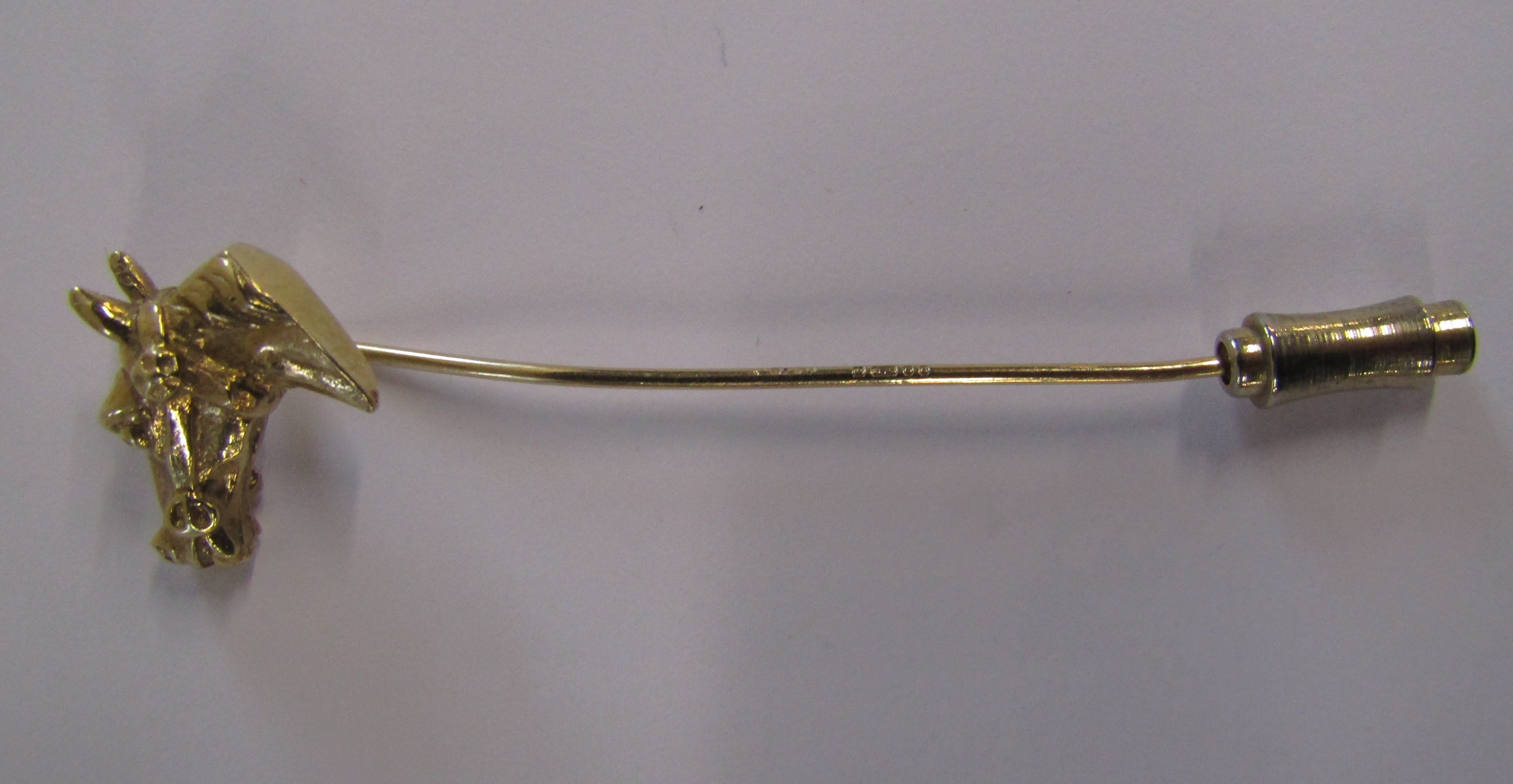 9ct gold horseshoe brooch, 9ct gold horsehead tie-pin and 9ct gold fox head and whip with gilt pin - Image 2 of 8