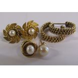 9ct gold earrings - 1 pair with pearl centre, braided hoops (damaged) and two odd earrings - total