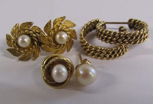 9ct gold earrings - 1 pair with pearl centre, braided hoops (damaged) and two odd earrings - total