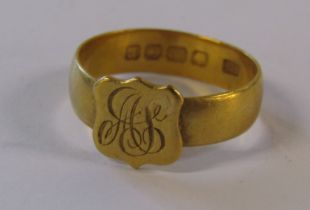 22ct gold band with added engraved plaque - ring size O - total weight 4.42g