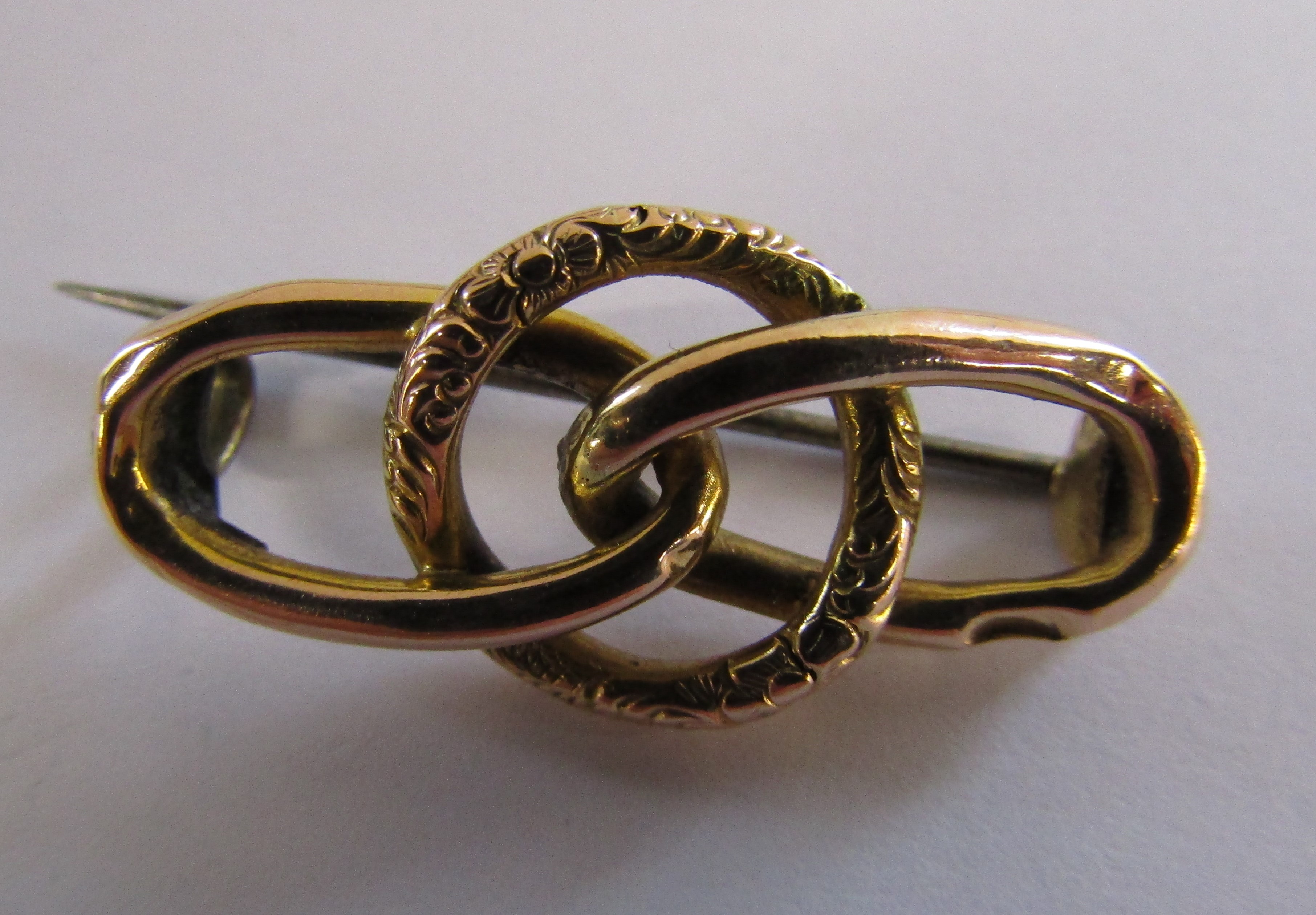 9ct gold interlocking rings brooch and 2 horn brooches large 9ct smaller yellow metal (all tested - Image 2 of 4