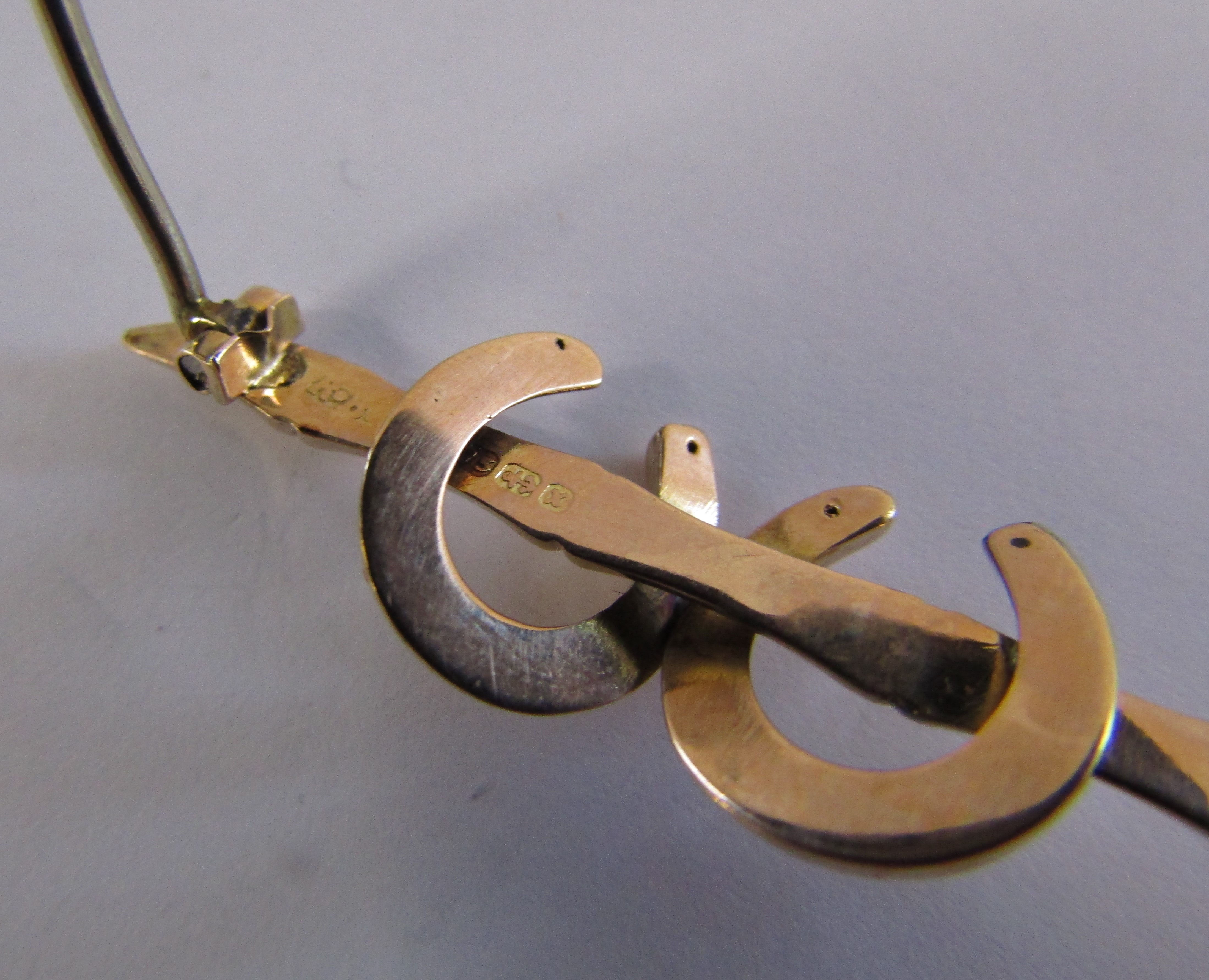 9ct gold horseshoe brooch, 9ct gold horsehead tie-pin and 9ct gold fox head and whip with gilt pin - Image 8 of 8