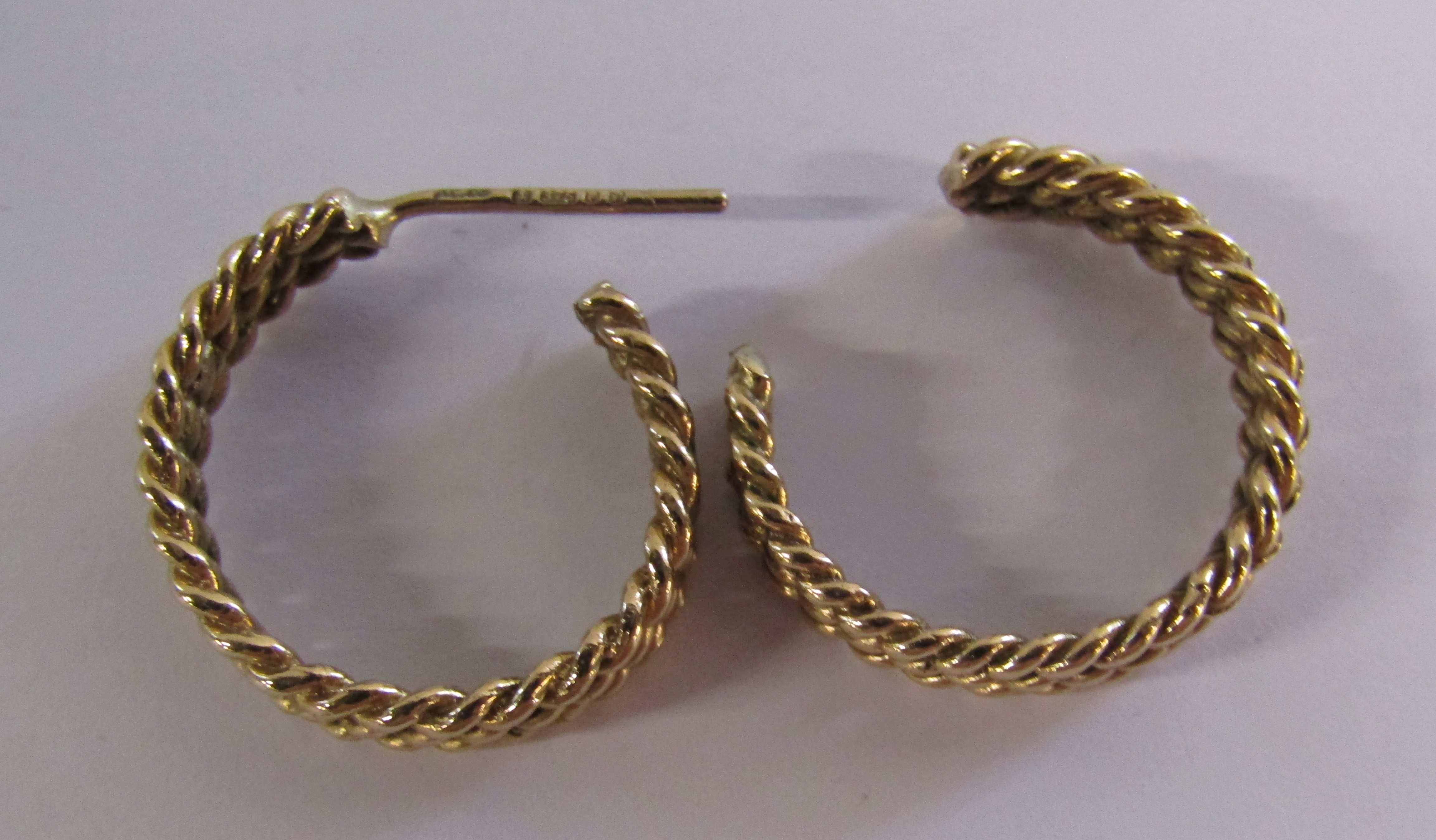 9ct gold earrings - 1 pair with pearl centre, braided hoops (damaged) and two odd earrings - total - Image 2 of 2