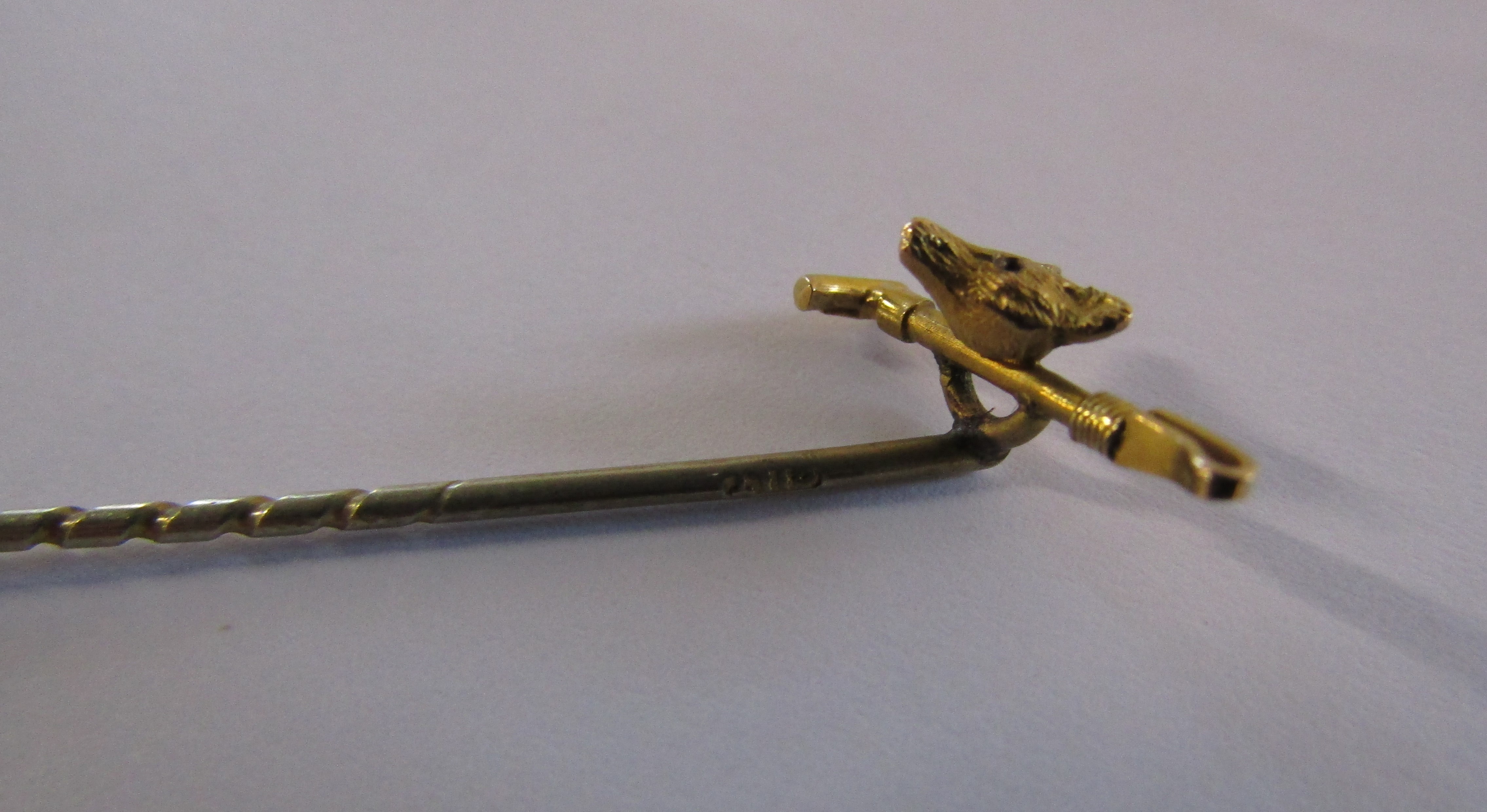9ct gold horseshoe brooch, 9ct gold horsehead tie-pin and 9ct gold fox head and whip with gilt pin - Image 6 of 8