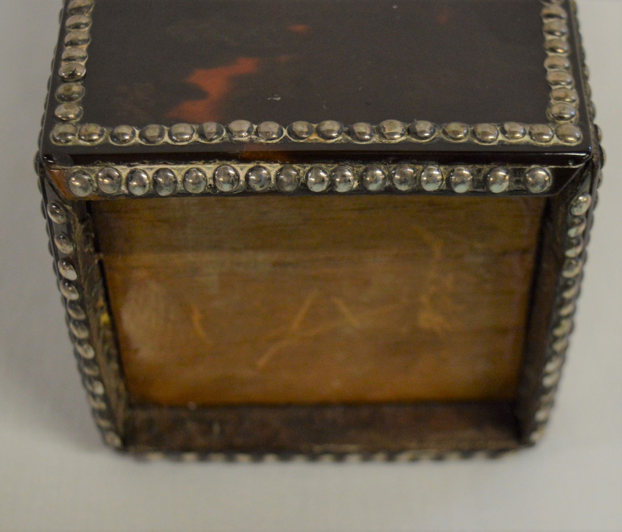Continental tortoiseshell tea caddy (possibly originally a necessaire) with white metal - Image 5 of 5
