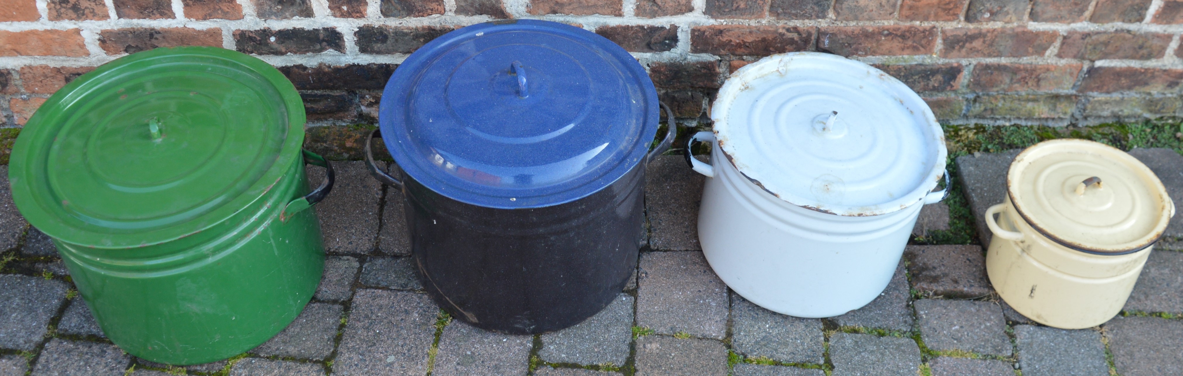 3 large enamel cooking pots and one smaller - Image 2 of 2