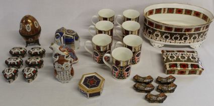 Selection of modern Imari style ceramics, including hinge lidded trinket pots, chopstick holders,