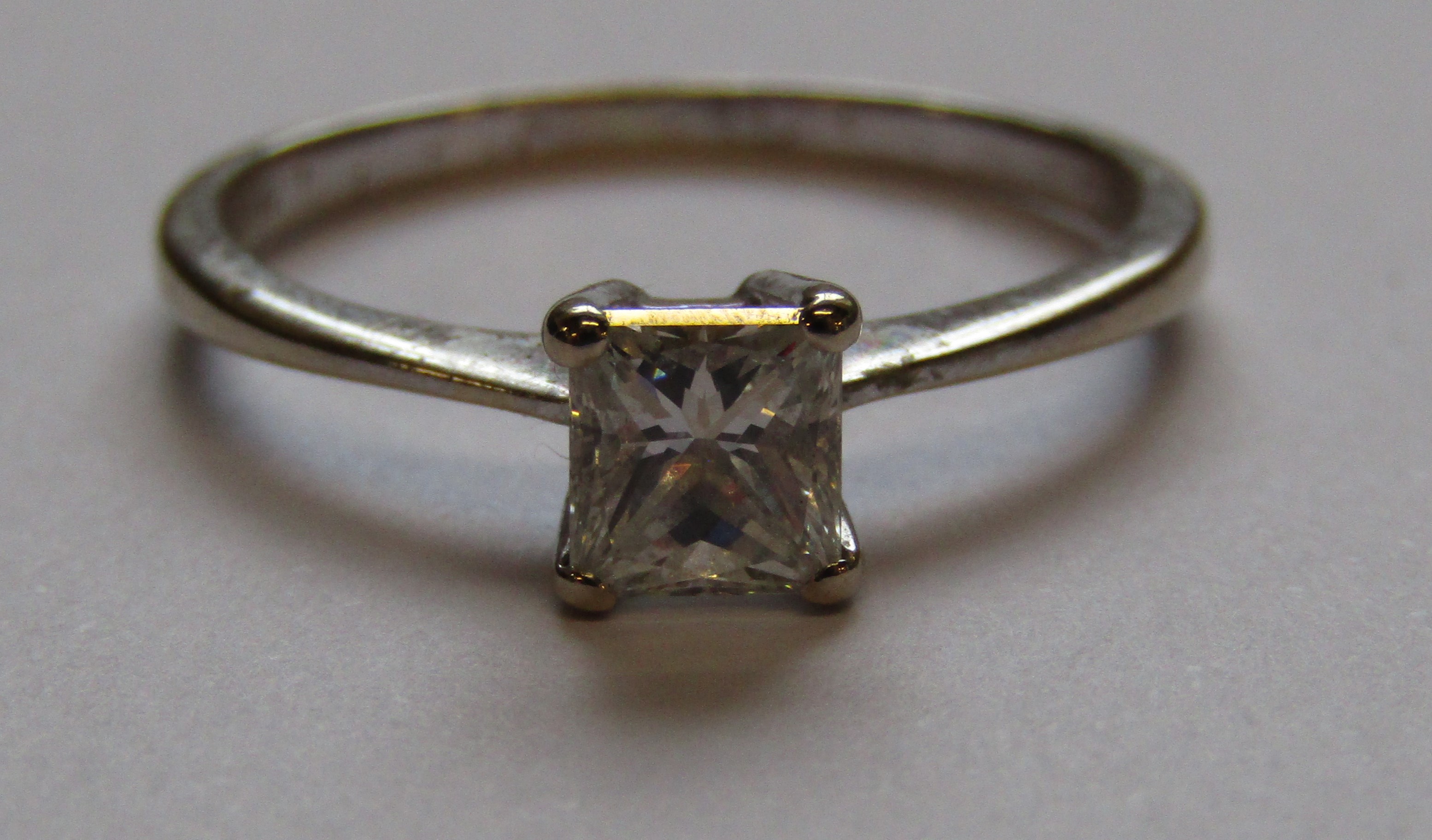 18ct White Gold Diamond Solitaire Ring 0.50ct - Image 5 of 9