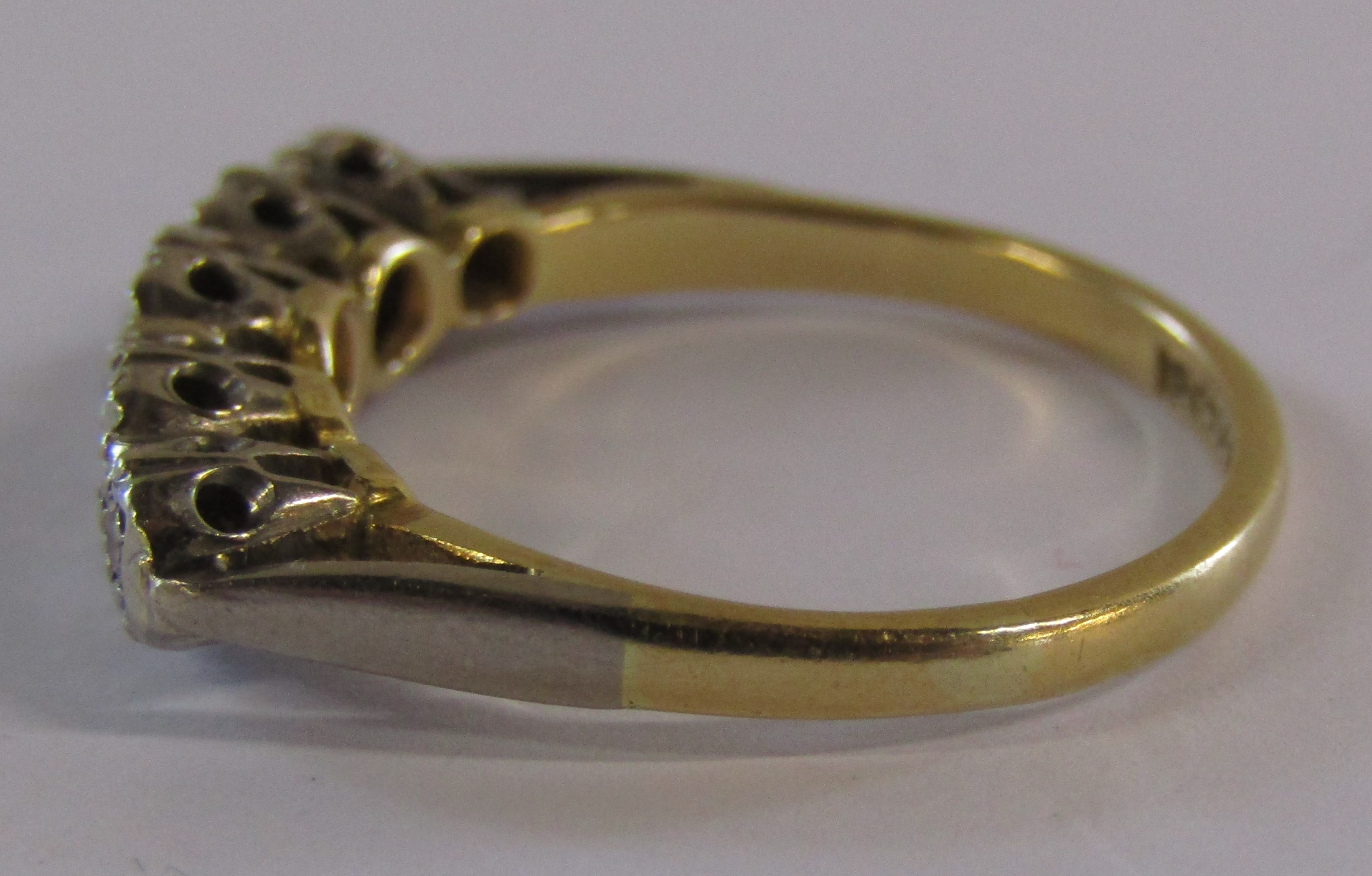 18ct Gold 5 Stone Diamond Ring - Image 2 of 6