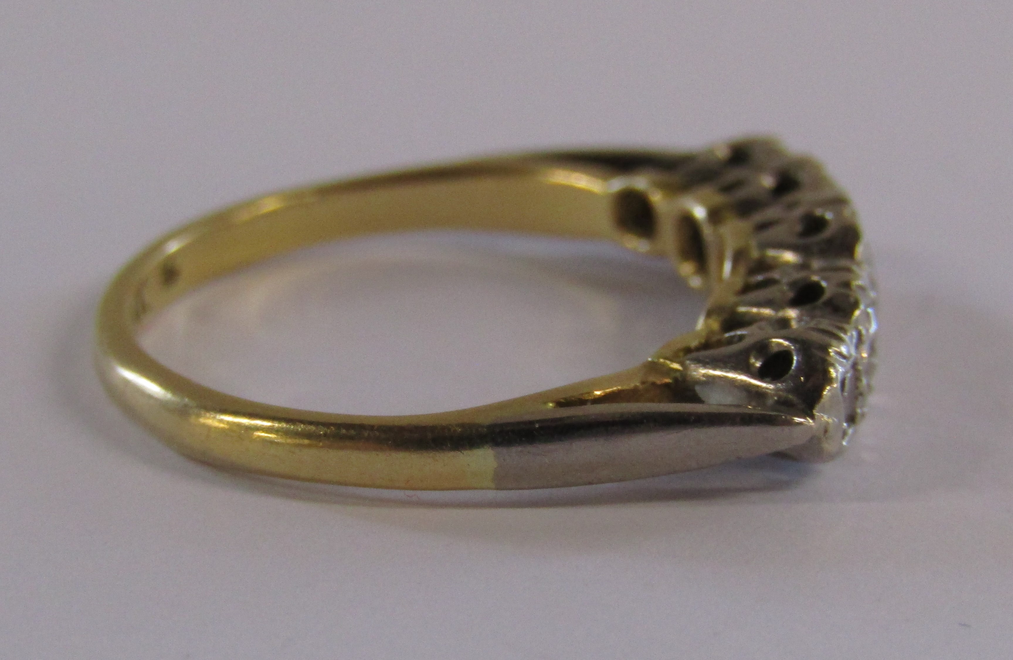 18ct Gold 5 Stone Diamond Ring - Image 4 of 6