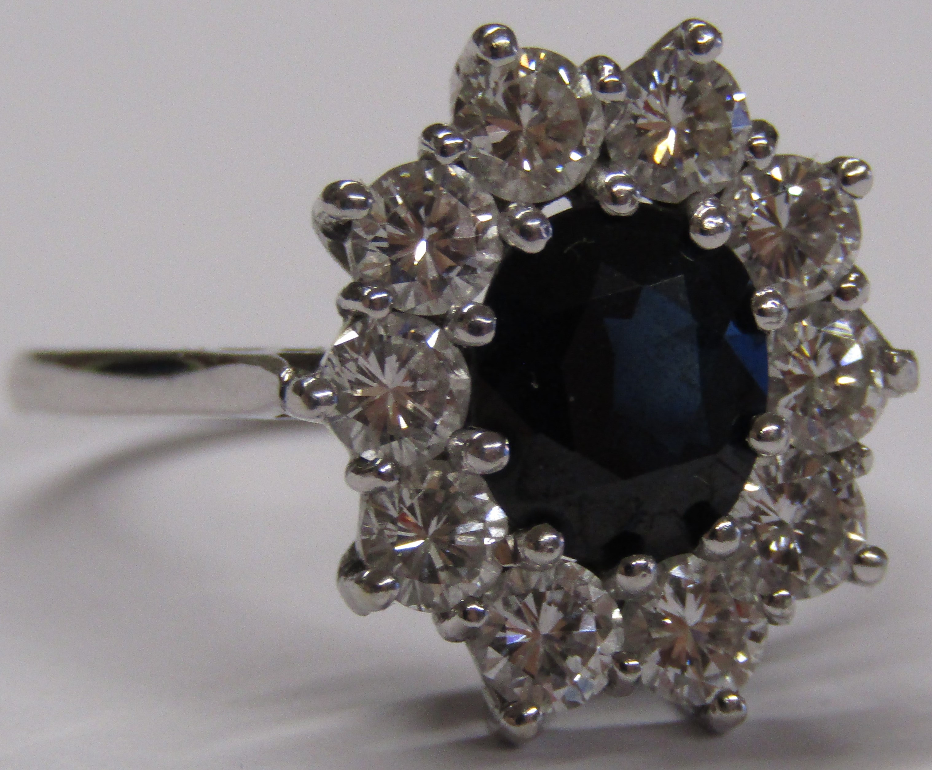 18ct White Gold Sapphire & Diamond Cluster Ring - Image 10 of 13