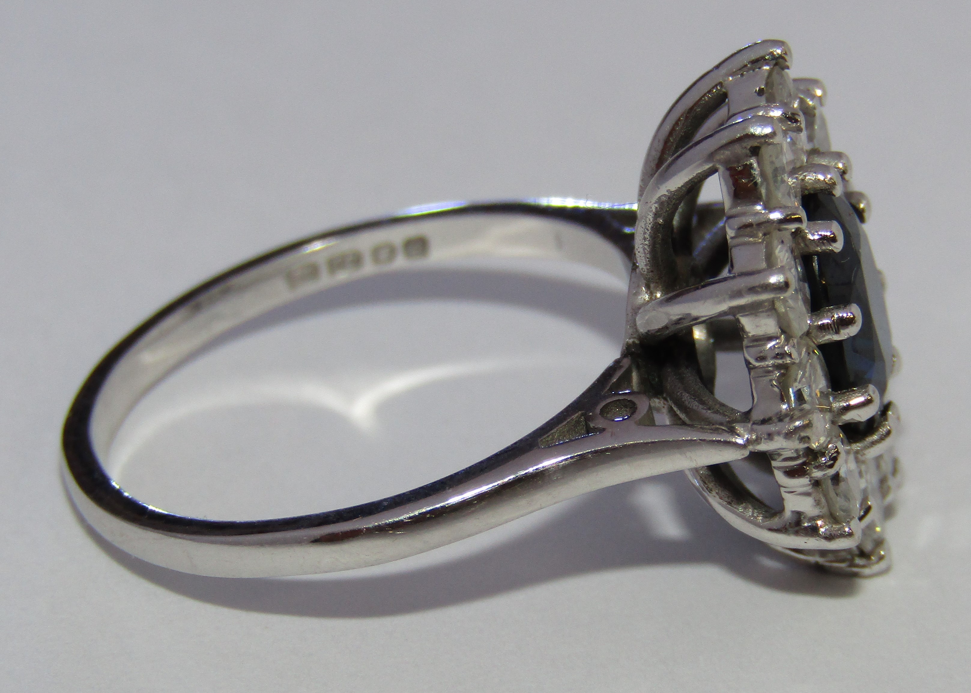 18ct White Gold Sapphire & Diamond Cluster Ring - Image 6 of 13