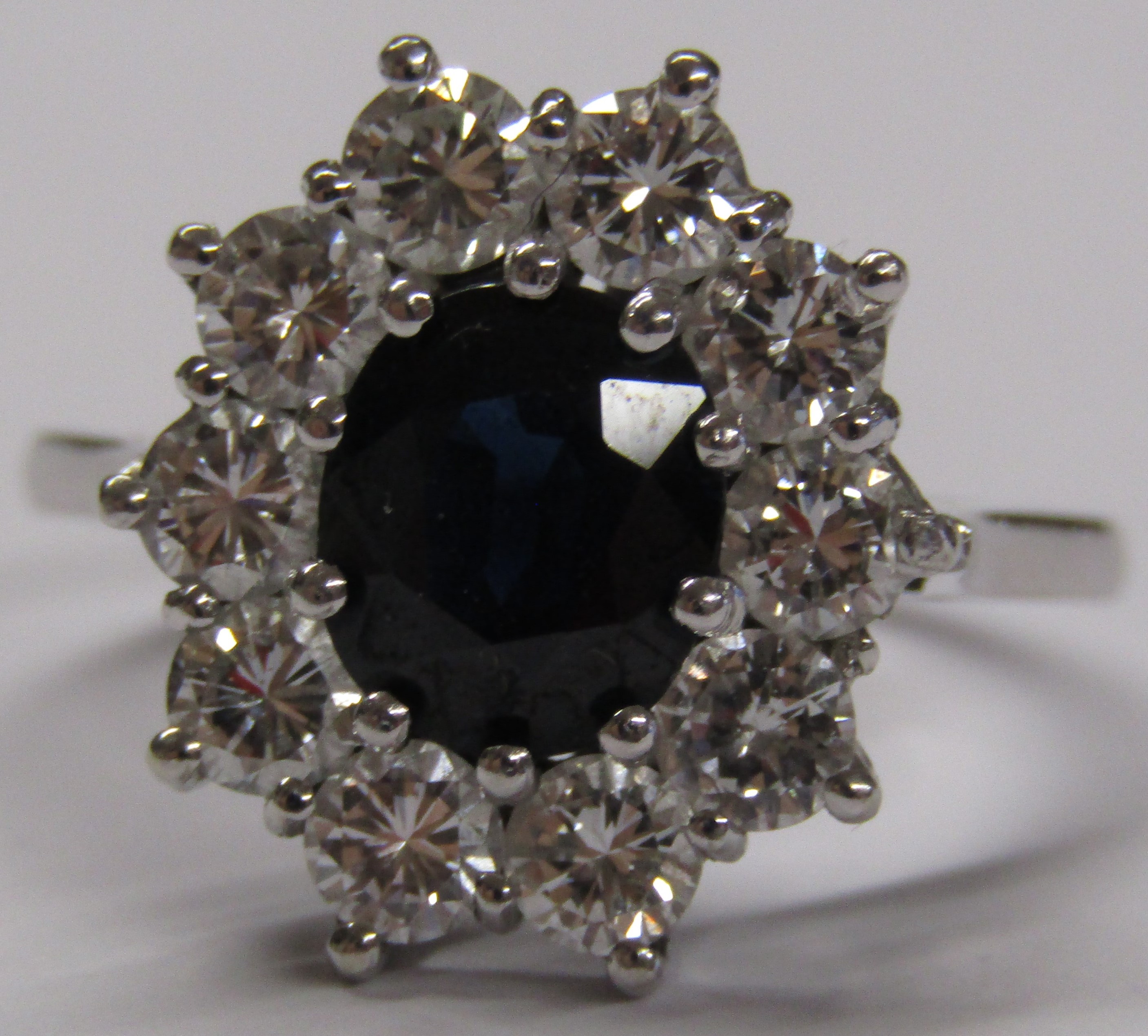 18ct White Gold Sapphire & Diamond Cluster Ring - Image 9 of 13