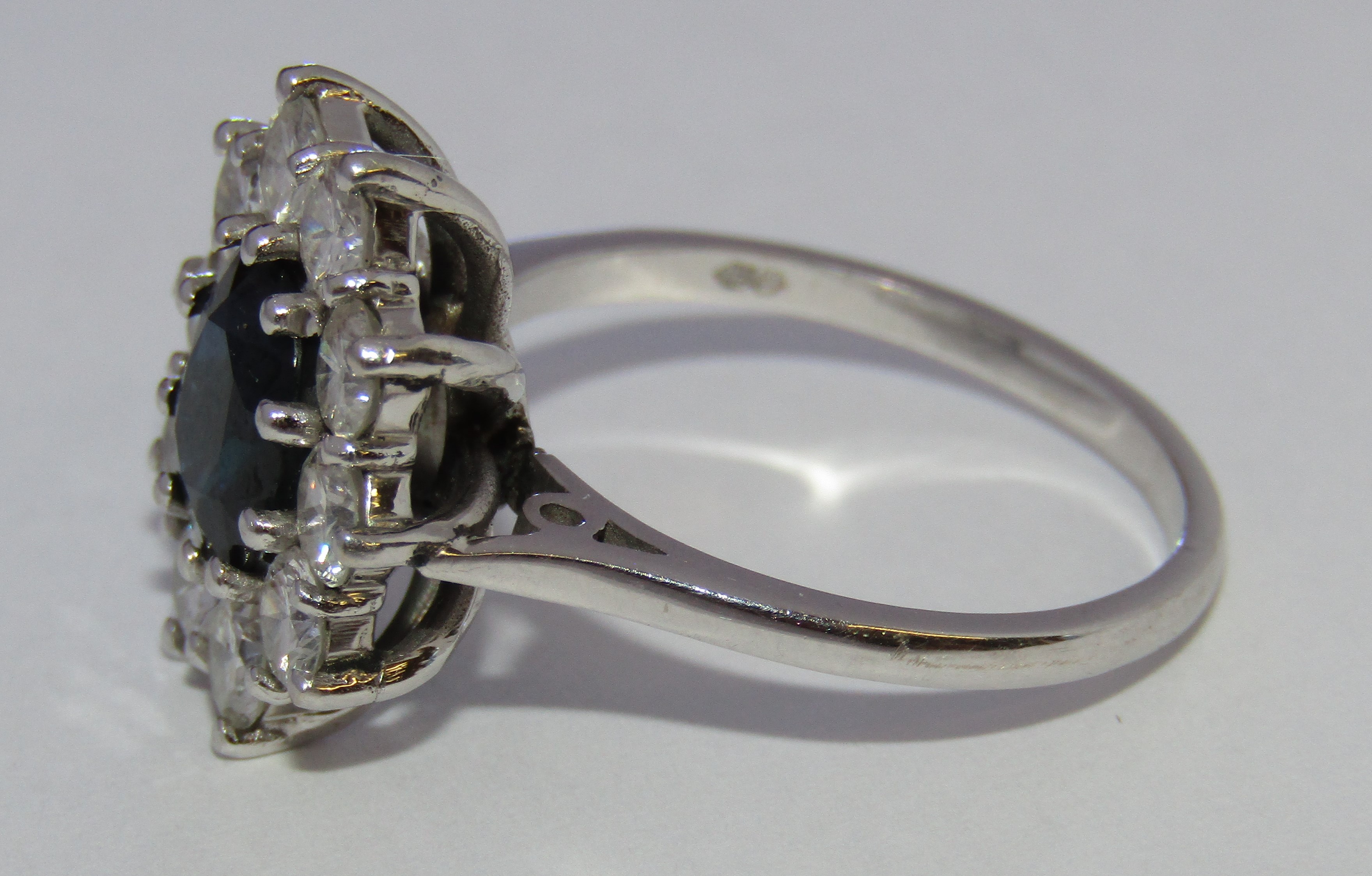 18ct White Gold Sapphire & Diamond Cluster Ring - Image 4 of 13