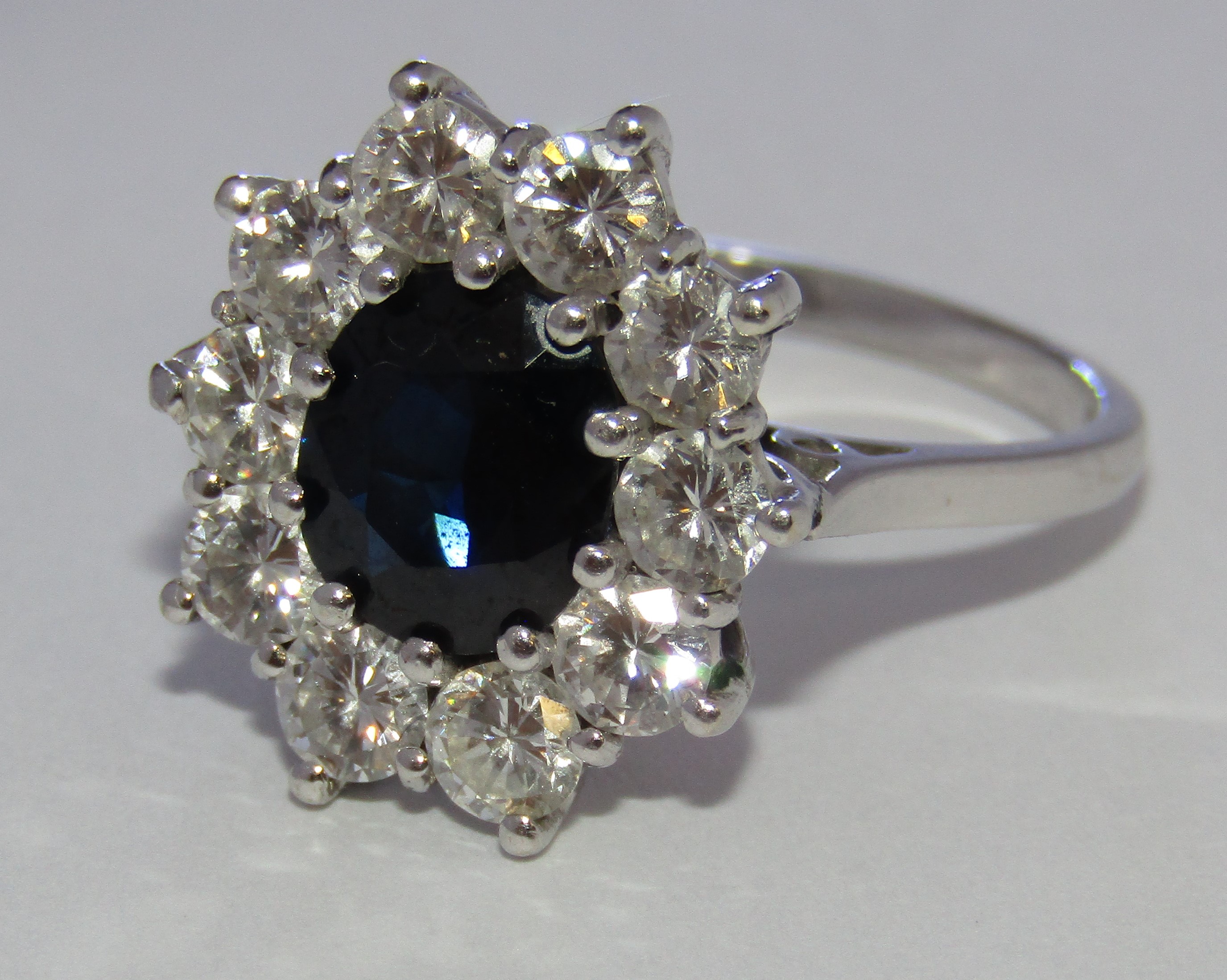 18ct White Gold Sapphire & Diamond Cluster Ring - Image 3 of 13