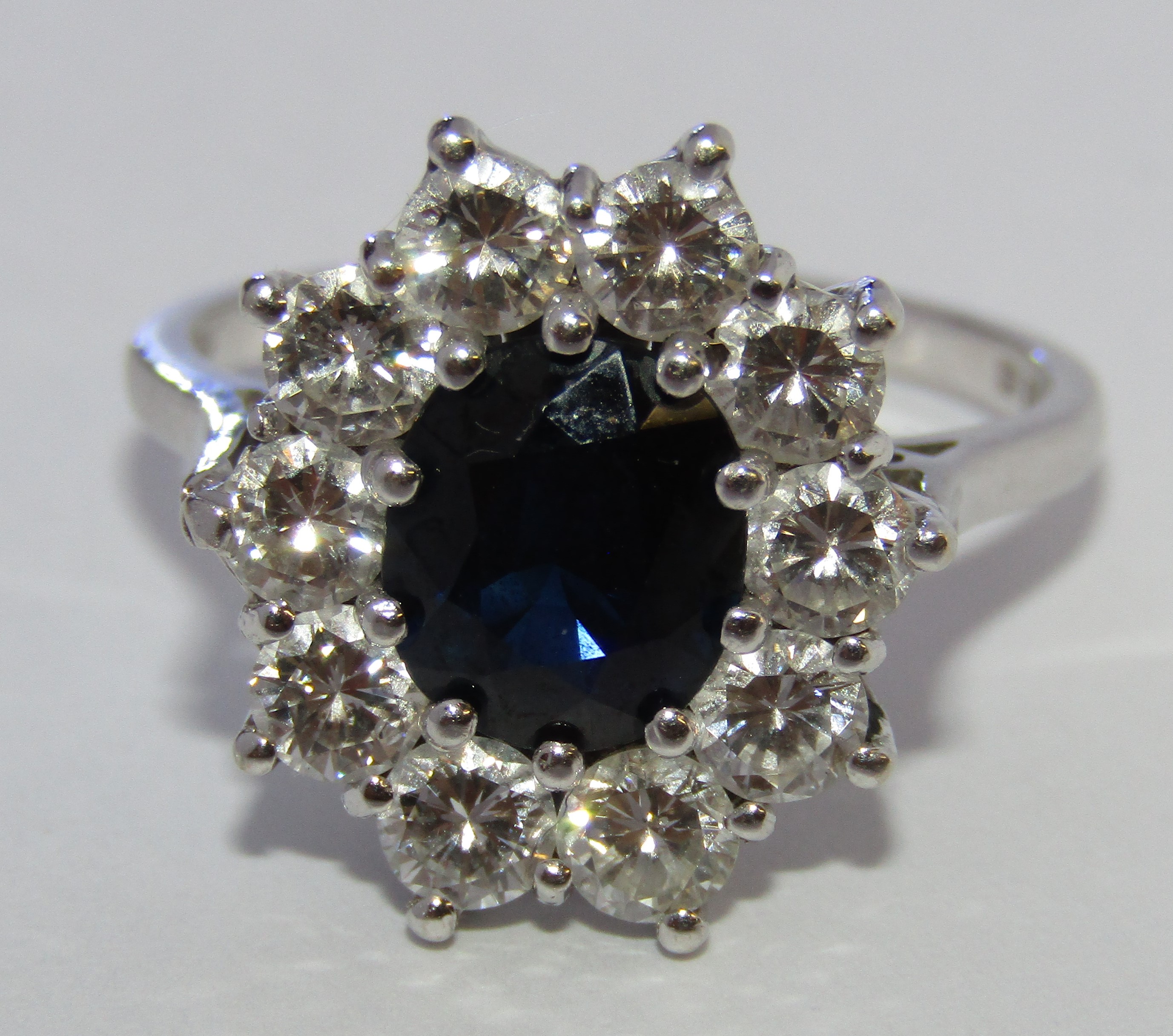 18ct White Gold Sapphire & Diamond Cluster Ring - Image 7 of 13