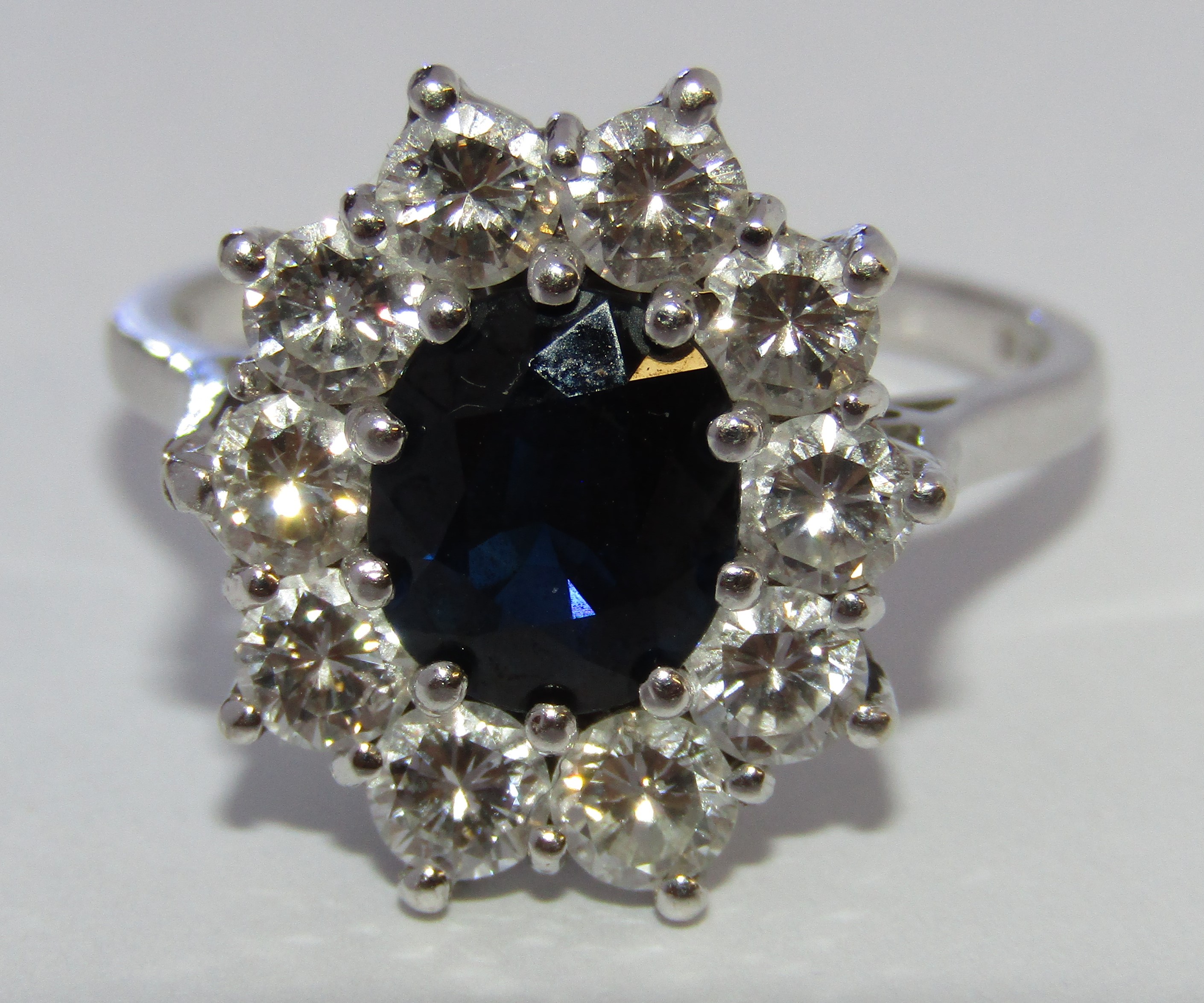 18ct White Gold Sapphire & Diamond Cluster Ring - Image 8 of 13