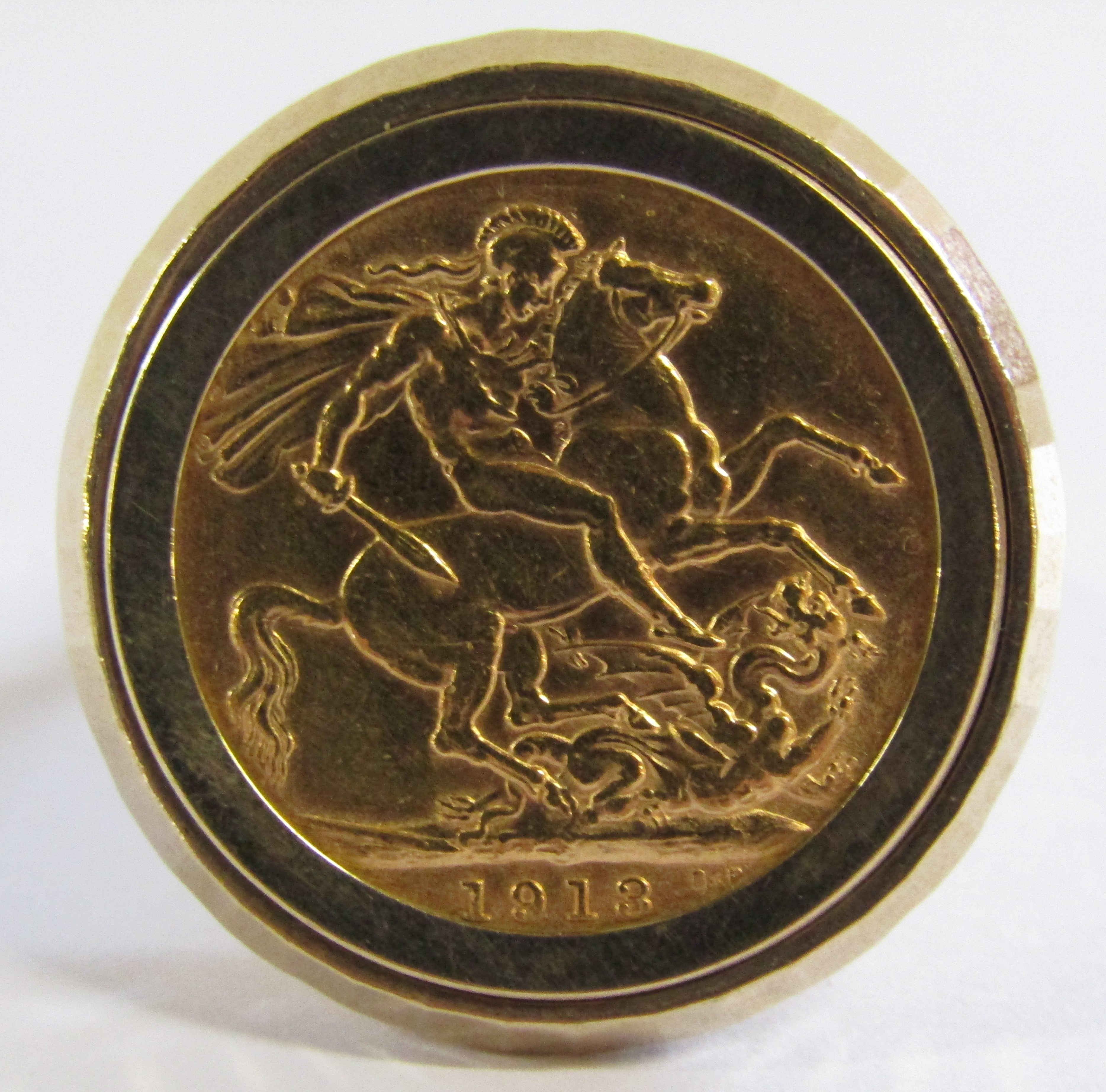 1913 Full Sovereign In 9ct Gold Ring - Image 5 of 7