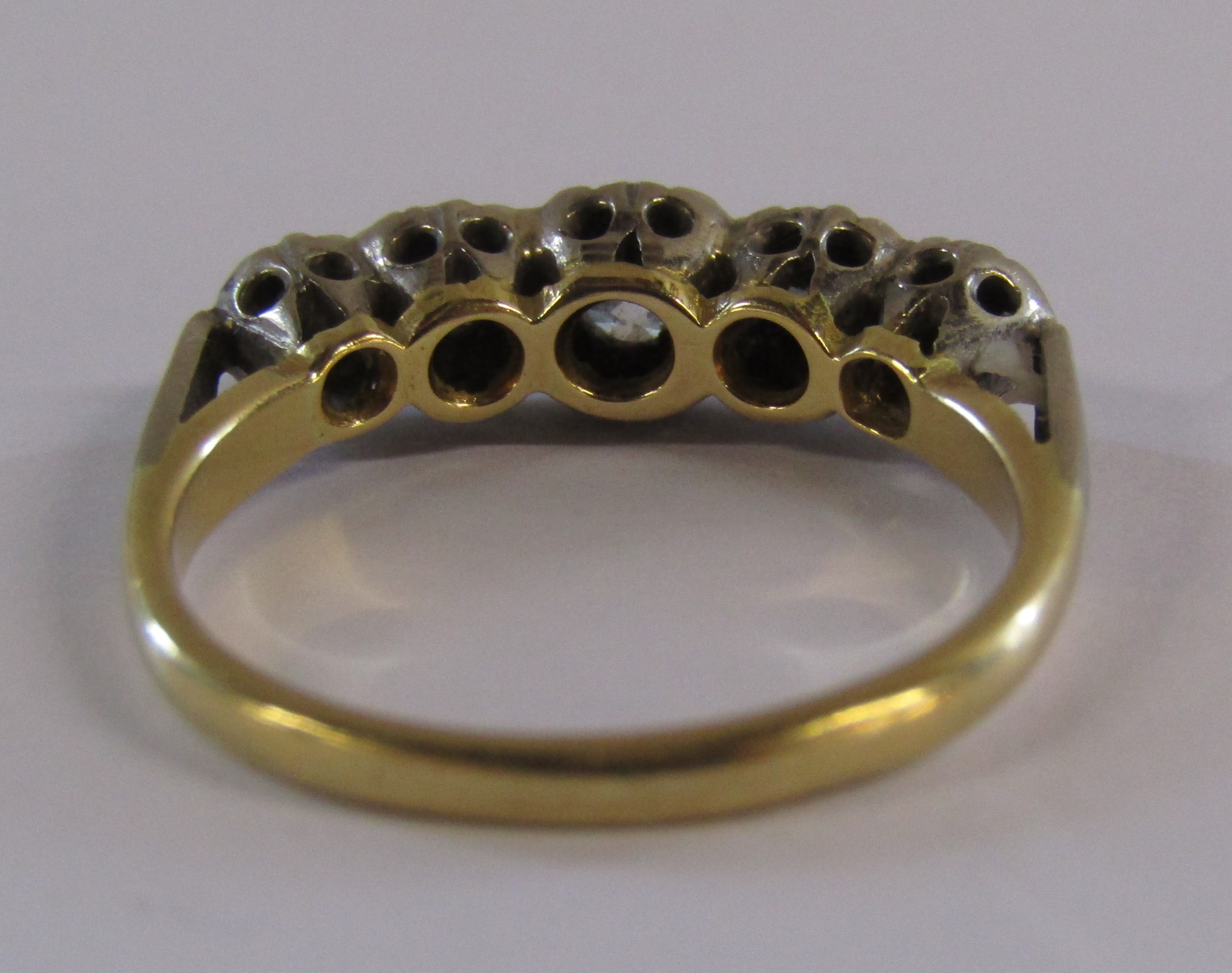 18ct Gold 5 Stone Diamond Ring - Image 3 of 6