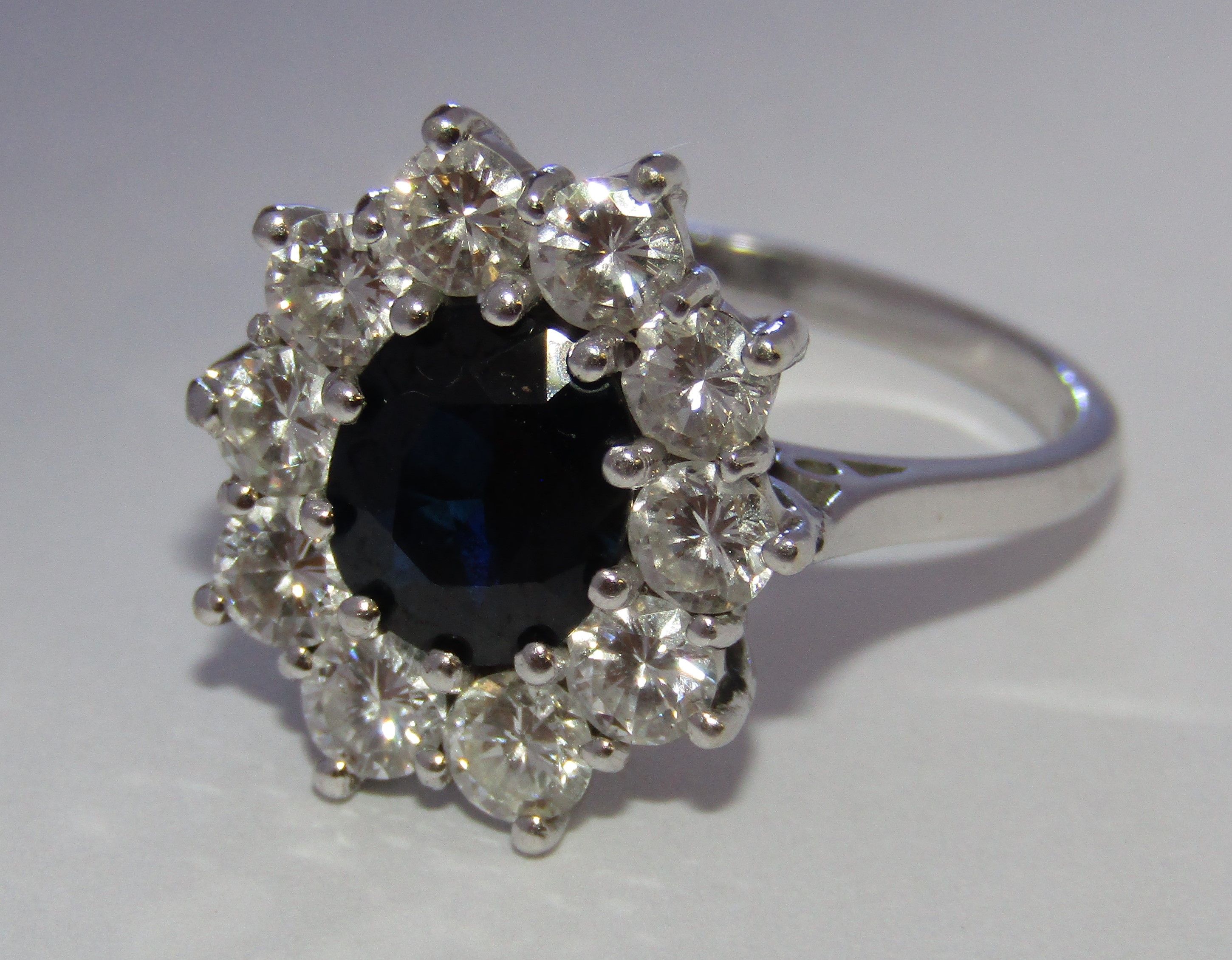18ct White Gold Sapphire & Diamond Cluster Ring - Image 11 of 13