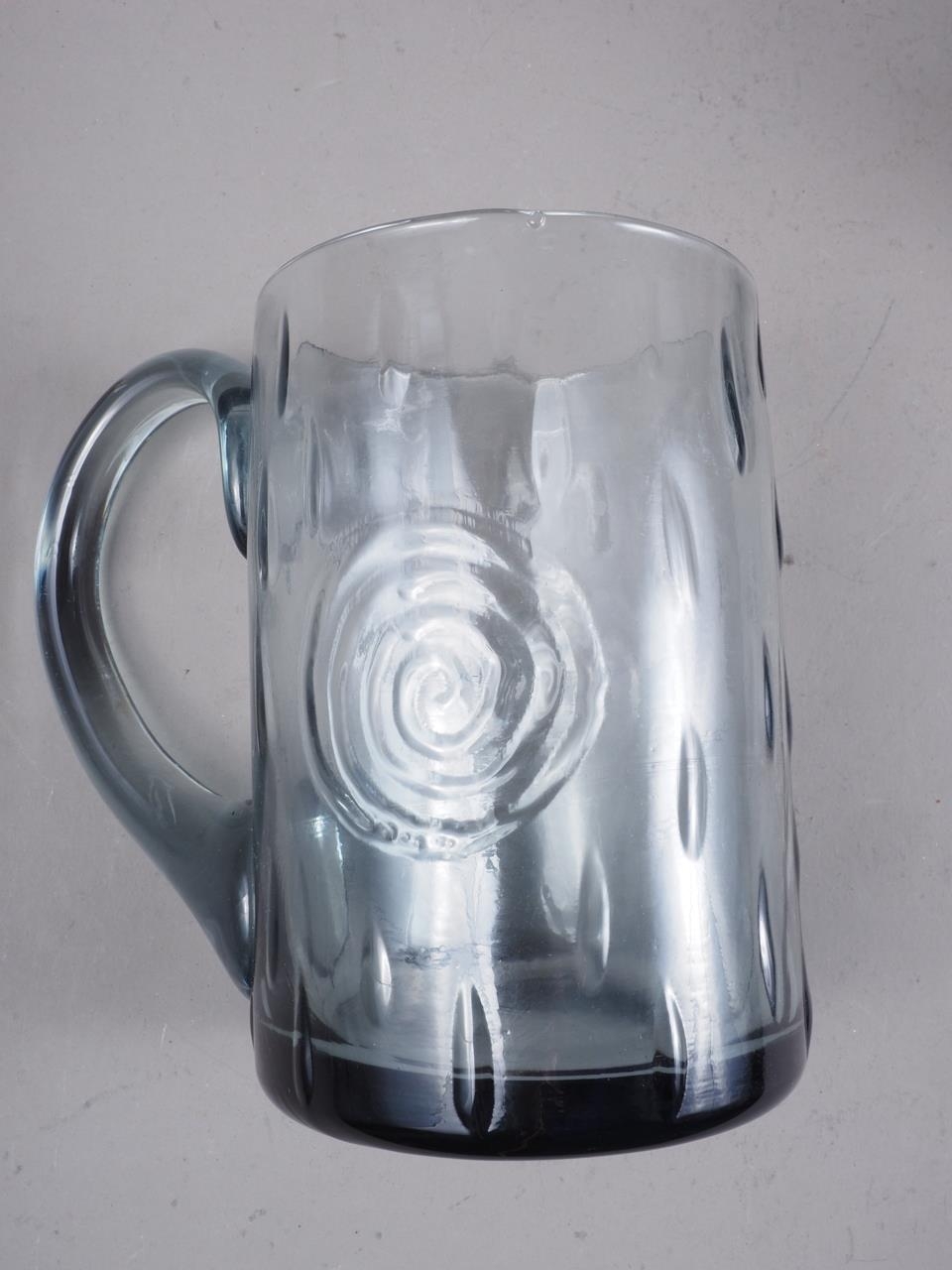 A pair of Whitefriars smoked glass mugs, 4 1/2" high (one with crack) - Image 3 of 5