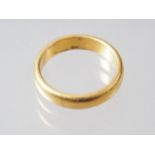 A yellow metal wedding band, size Q, 9g