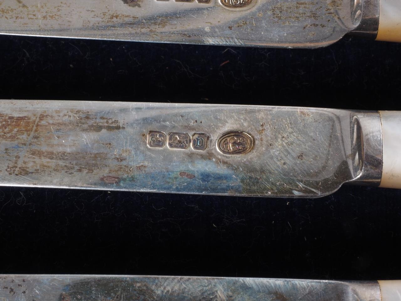 A cased set of twelve silver and mother-of-pearl fruit knives and forks - Image 3 of 3