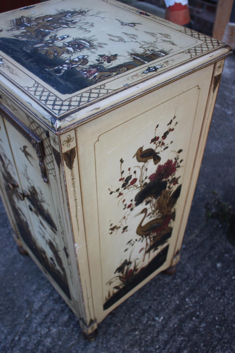 A 1930s chinoiserie white lacquered and gilt decorated record cabinet with fitted interior - Image 3 of 6