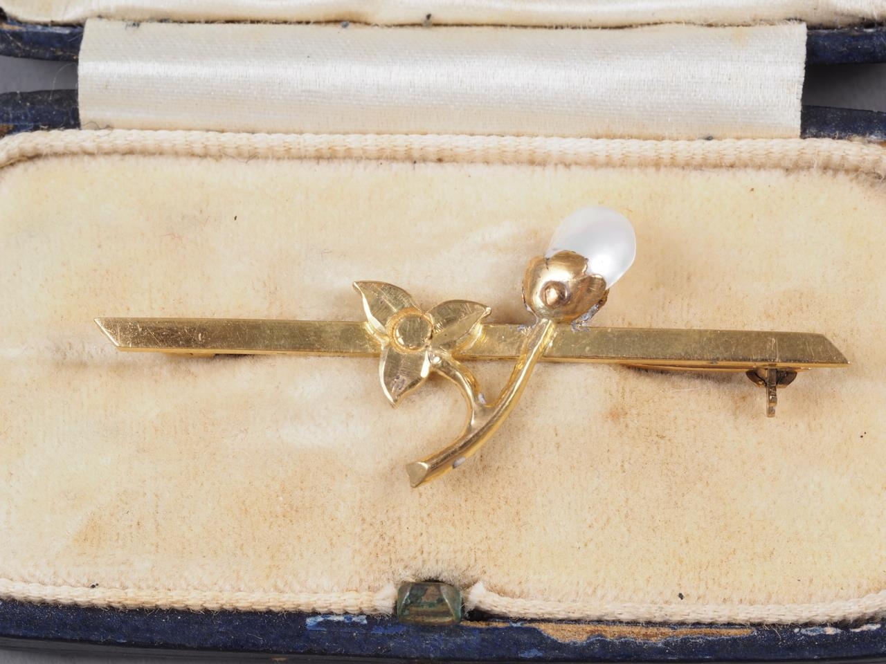 A yellow metal and pearl bar brooch, a yellow metal and turquoise bar brooch, a white metal and - Image 2 of 2