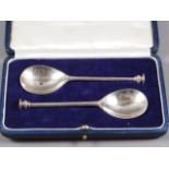 A pair of silver Tudor style seal top spoons, in case, 1.9oz troy approx