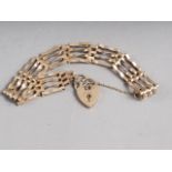 A 9ct gold gate bracelet with heart-shaped clasp, 10.3g