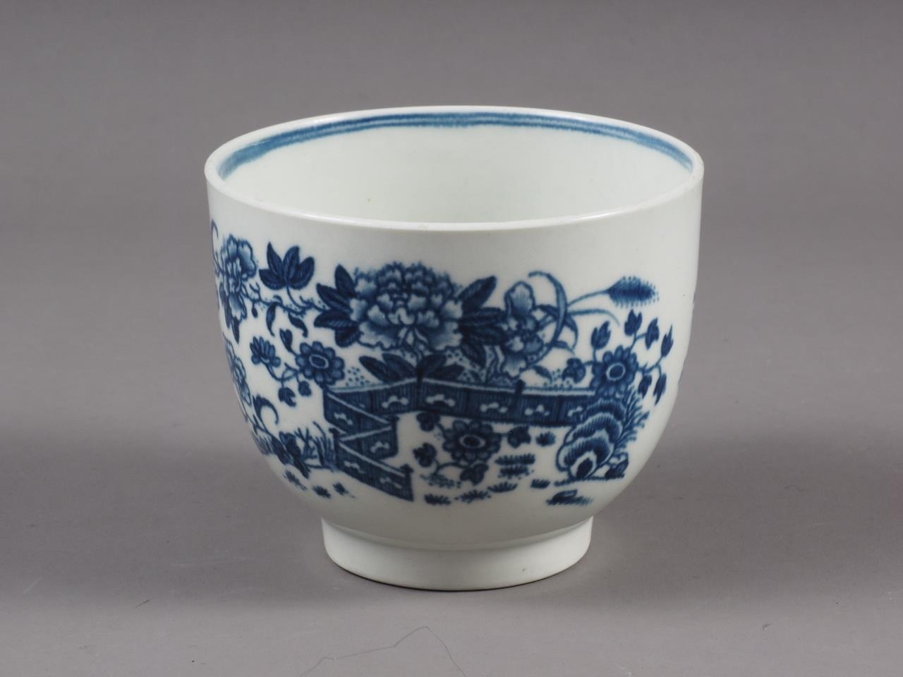 An 18th century Worcester blue and white "Chinese fence" pattern teapot and a similar lidded sucrier - Image 5 of 10