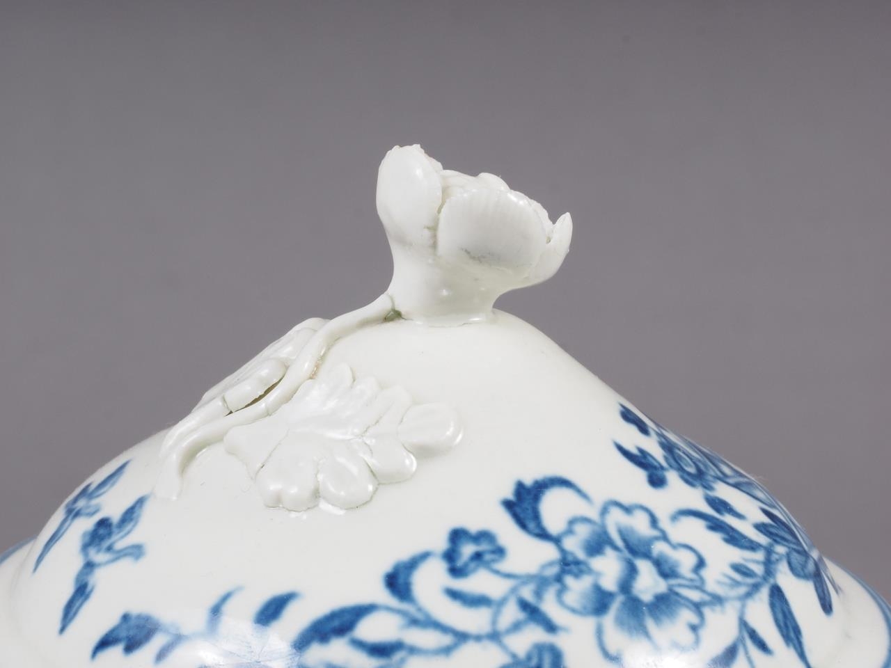 An 18th century Worcester blue and white "Chinese fence" pattern teapot and a similar lidded sucrier - Image 6 of 10