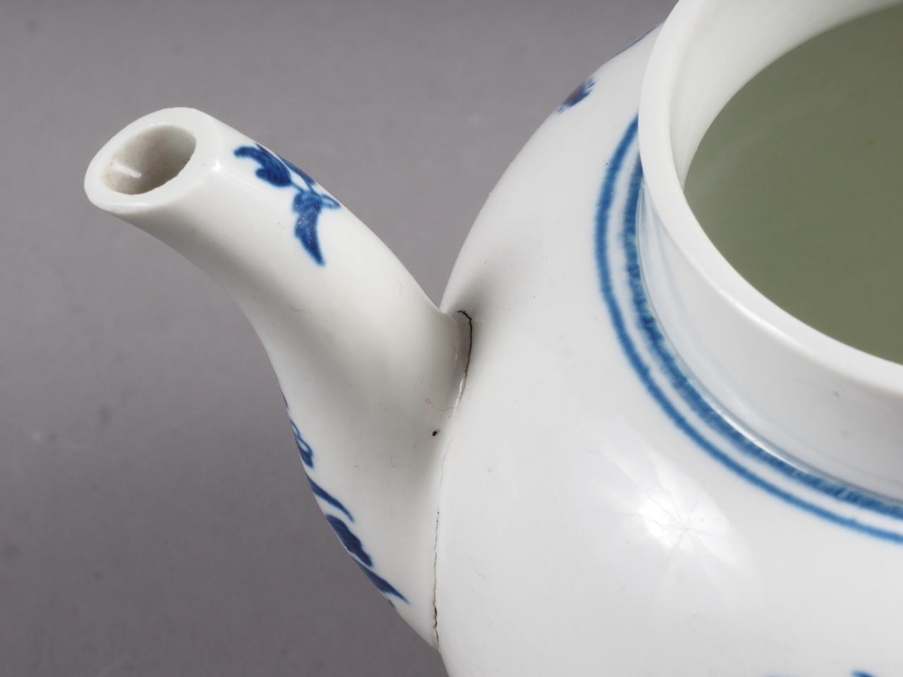 An 18th century Worcester blue and white "Chinese fence" pattern teapot and a similar lidded sucrier - Image 4 of 10