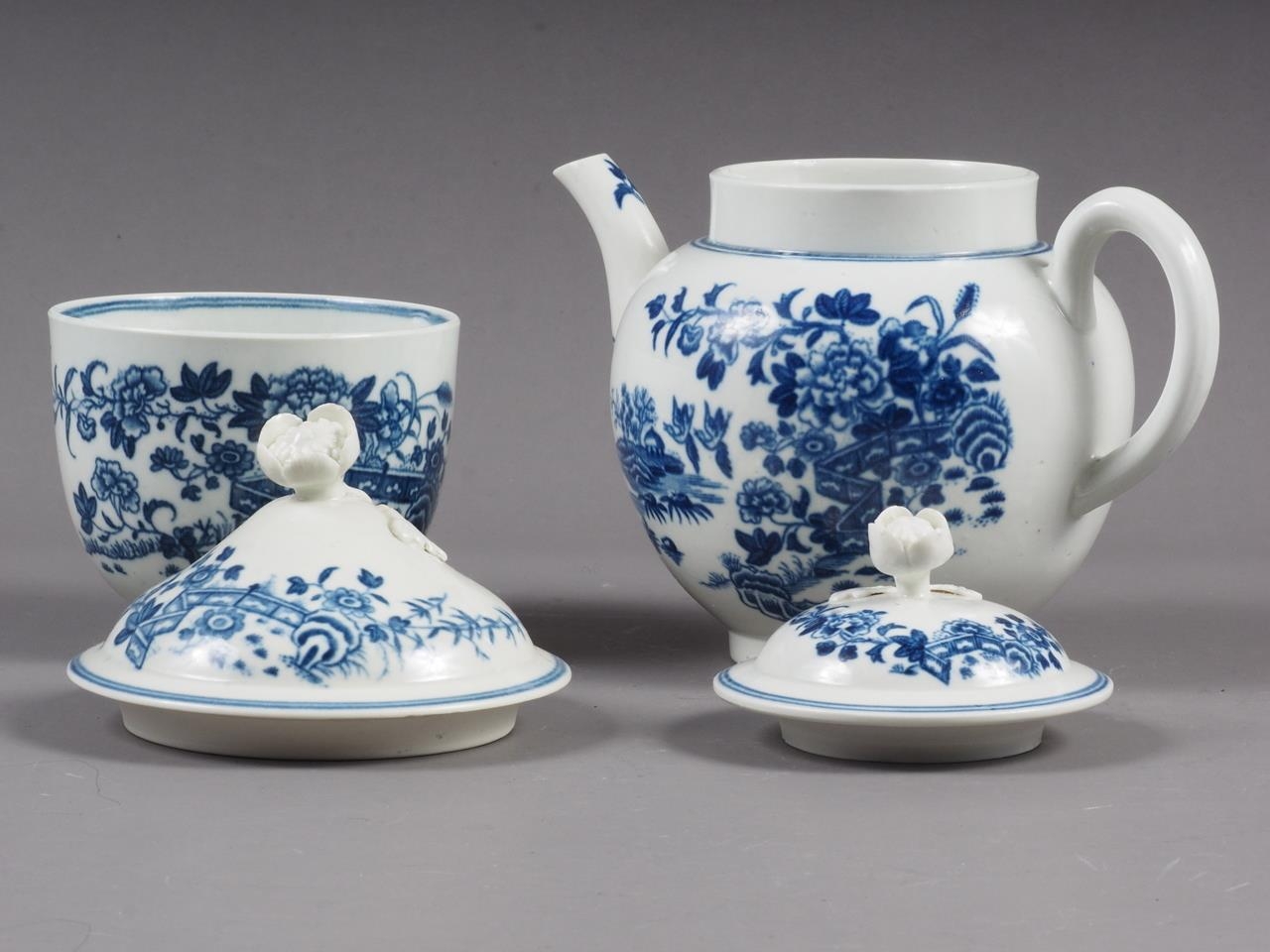 An 18th century Worcester blue and white "Chinese fence" pattern teapot and a similar lidded sucrier - Image 2 of 10