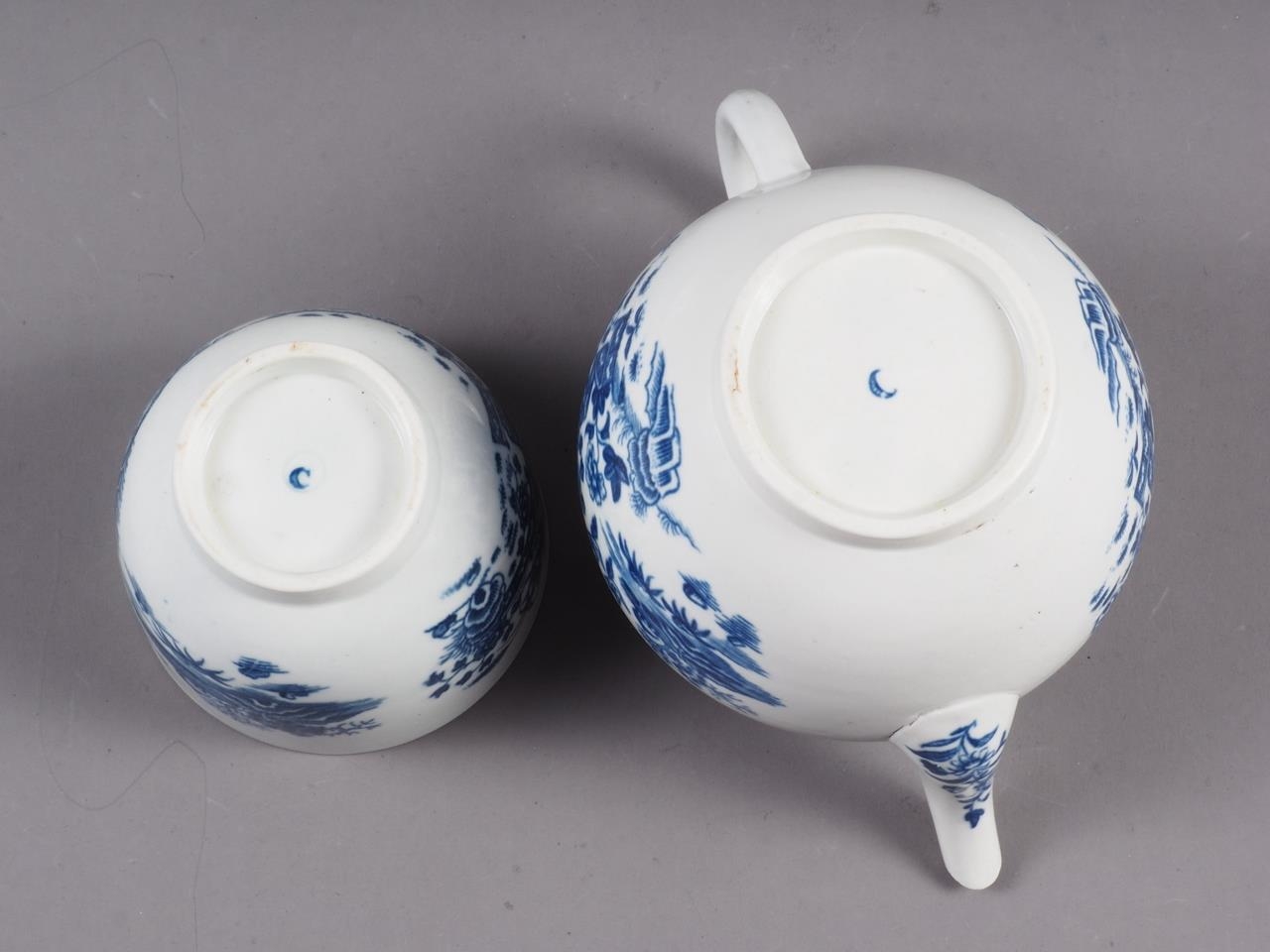 An 18th century Worcester blue and white "Chinese fence" pattern teapot and a similar lidded sucrier - Image 3 of 10