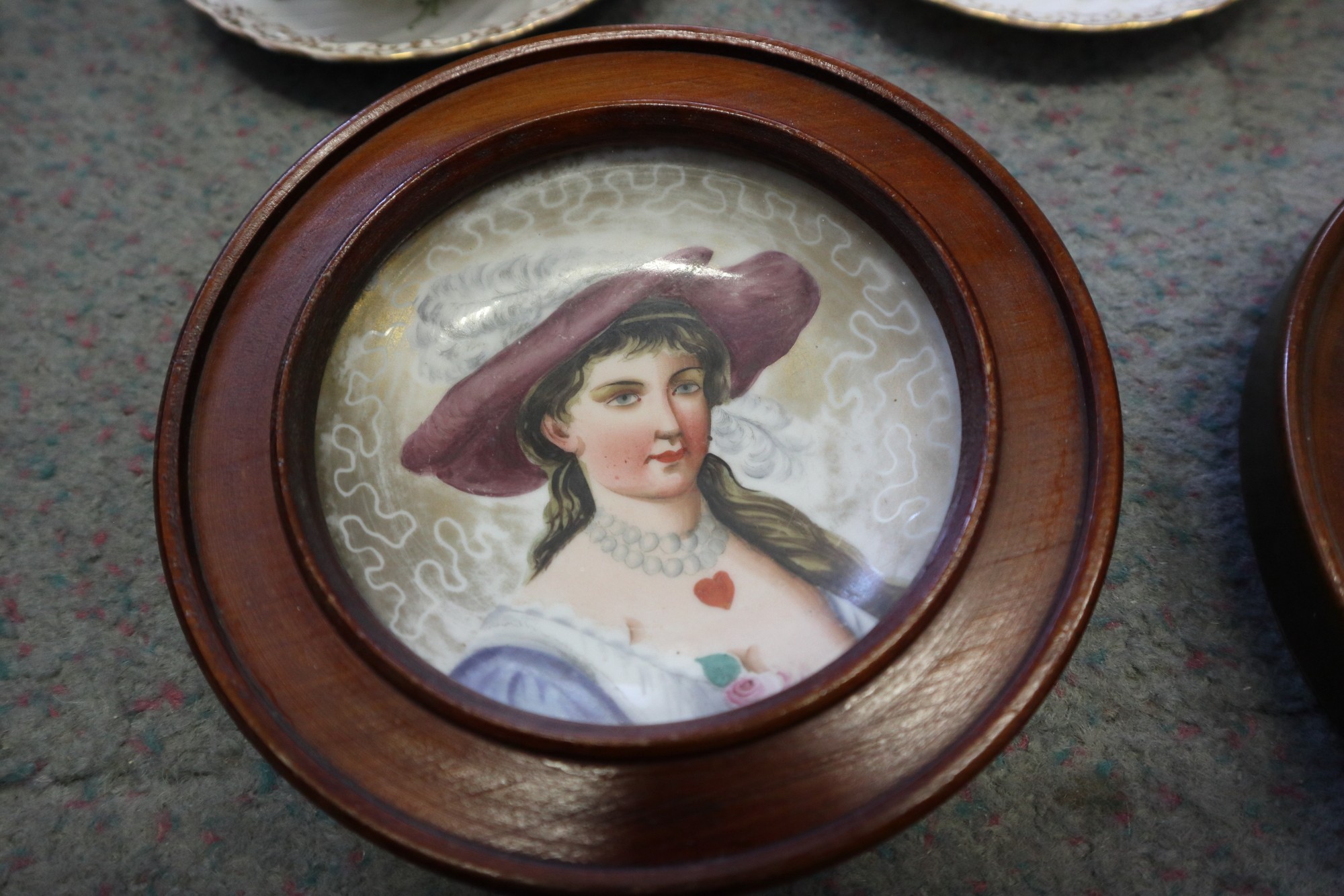 A pair of 19th century French porcelain wall plates, women in period costume, 4" dia, in mahogany - Image 3 of 6