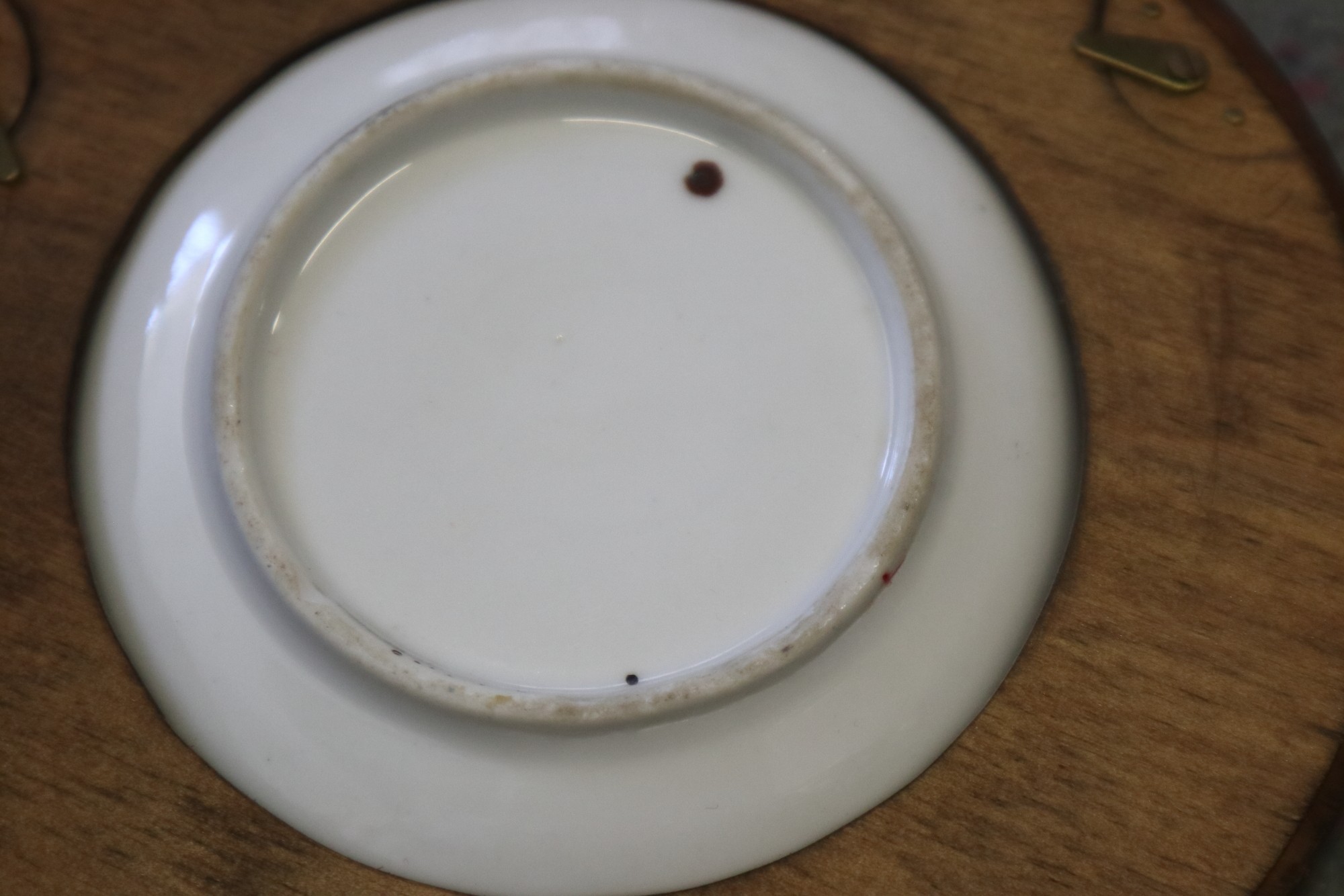 A pair of 19th century French porcelain wall plates, women in period costume, 4" dia, in mahogany - Image 5 of 6