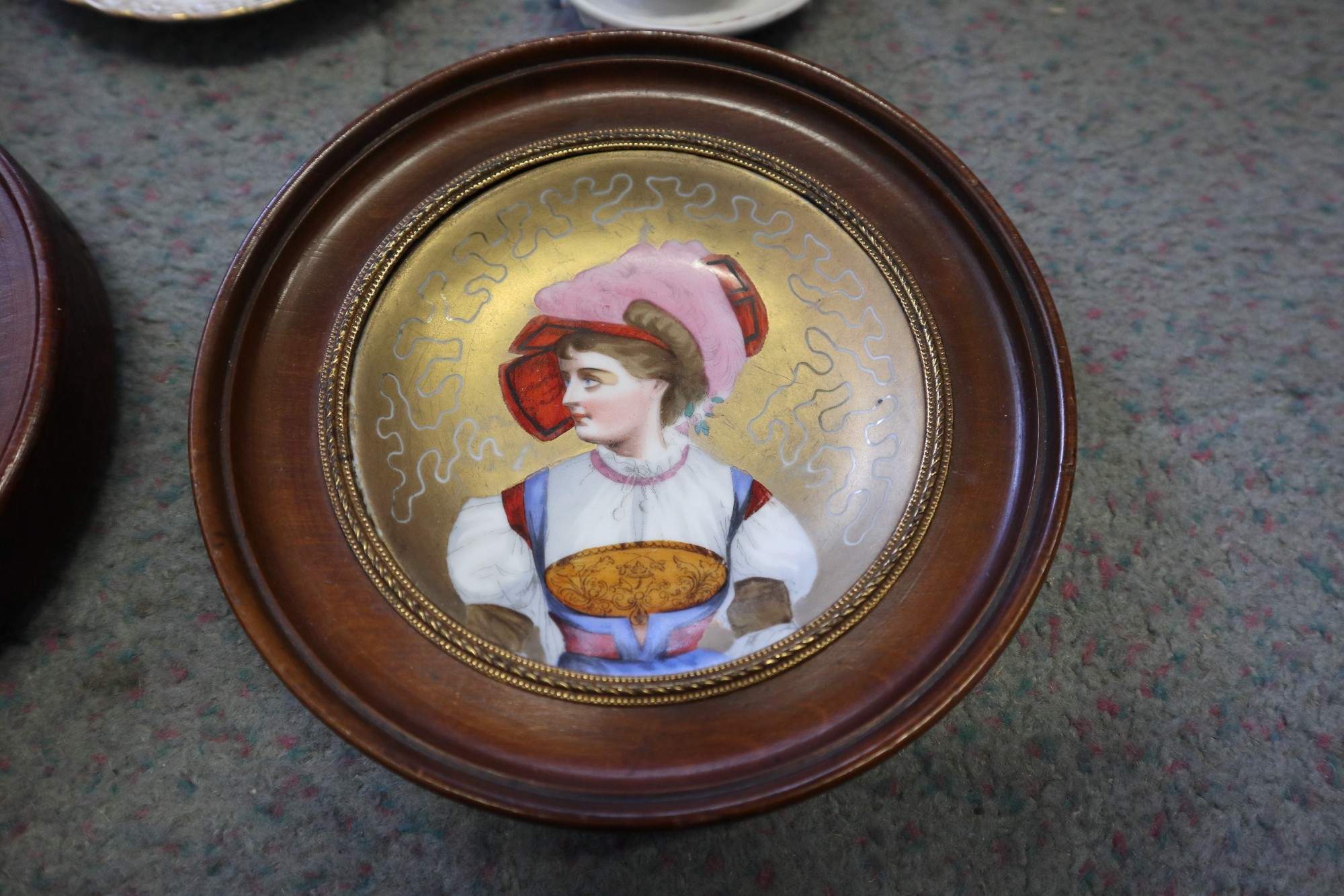 A pair of 19th century French porcelain wall plates, women in period costume, 4" dia, in mahogany - Image 2 of 6