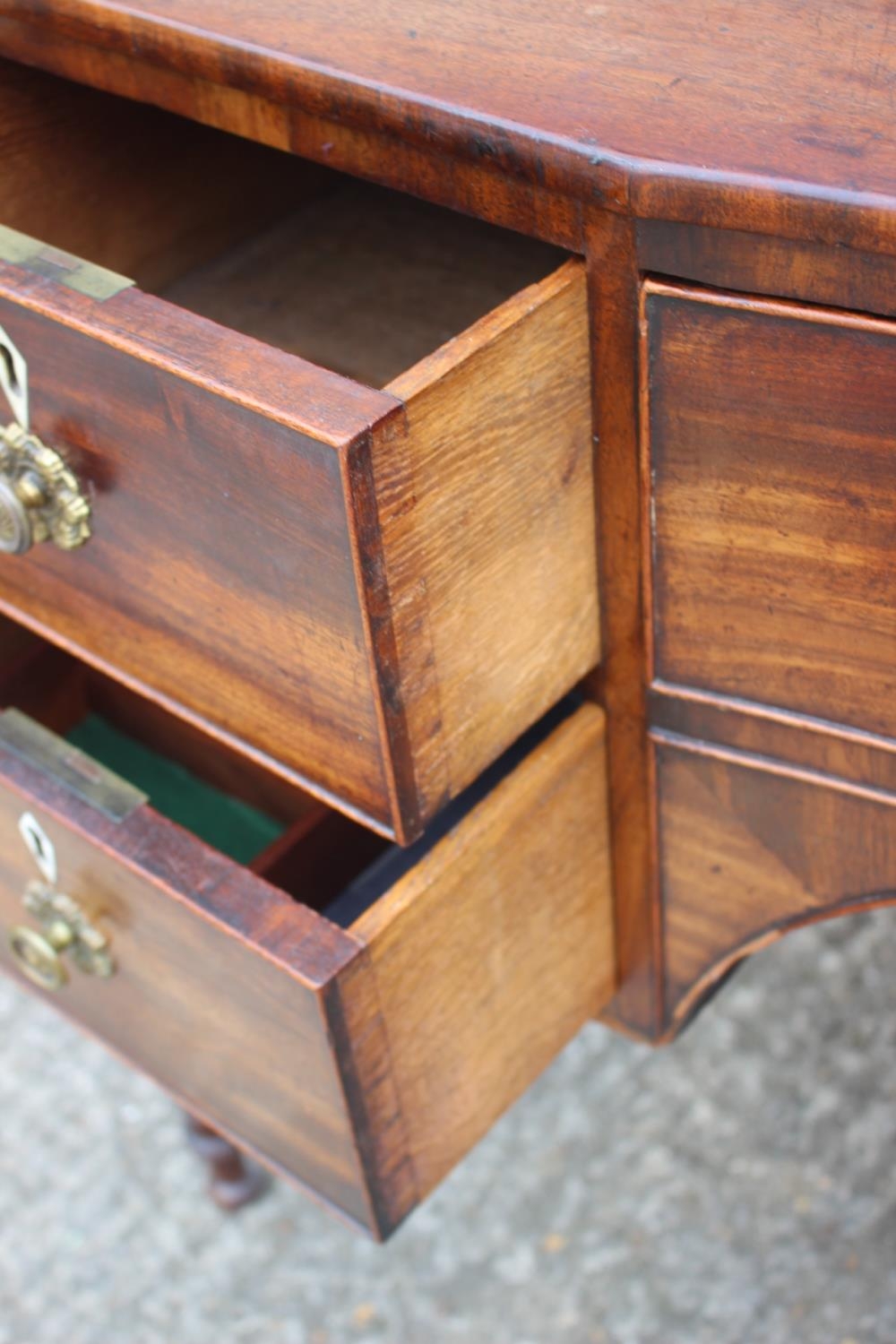 A George III mahogany inverse breakfront sideboard/dressing table, fitted five drawers with brass - Image 4 of 4