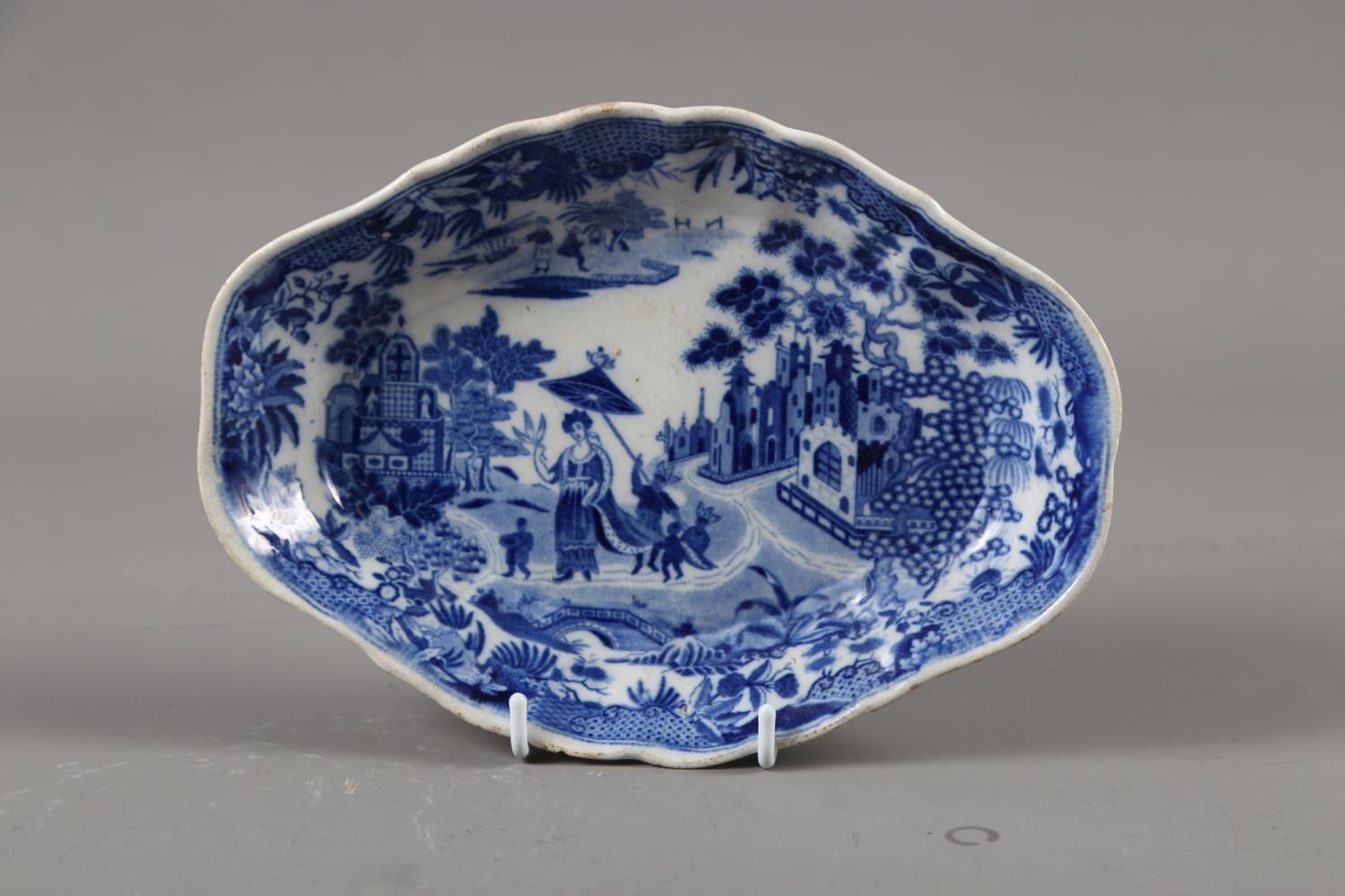 A 19th century blue and white pearlware shaped dish with chinoiserie decoration, 8" wide (chip to